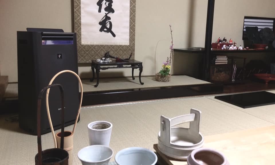奈良 なら nara 奈良県 奈良市 隠れ家 三五夜 さんごや 三五屋 教室 茶道教室 華道教室 茶の湯 いけばな教室 いけばな 茶道 華道 おけいこ お稽古 習い事 伝統芸能 表千家 山村御流 雅楽教室 レッスン JR奈良駅 近鉄奈良 駅前 徒歩圏内 徒歩2分 お茶 お花 少人数制 個別レッスン プライベートレッスン 個別指導 水屋稽古 花は野にあるように 予防対策 空気清浄機 プラズマクラスター シャープ 感染症対策 事前対応 奈良一刀彫 一刀彫 橋本良寿 良寿 雛人形 雛飾り 雛祭り 赤膚焼 文秀女王 円照寺 圓照寺 大和三尼門跡 尼門跡 宸筆 掛軸 掛け軸 奈良物 骨董 三網田