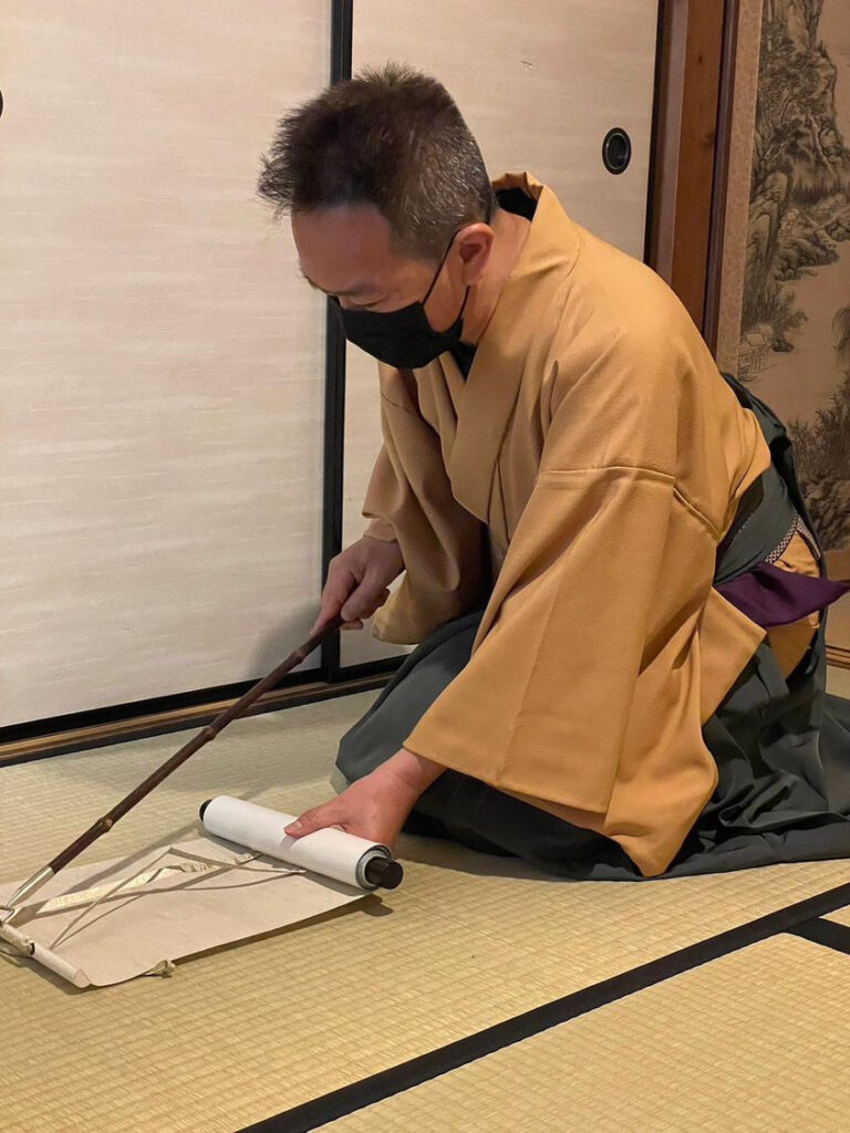 奈良 なら nara 奈良市 奈良駅 JR奈良 駅前 駅近 徒歩2分 三条町 三五夜 さんごや sangoya 古民家 日本家屋 茶室 茶道 茶の湯 月釜 三五夜月釜 茶会 華道 華道教室 いけばな 生花 いけ花 カフェ 茶房 厨房 レンタルキッチン シェアキッチン 出張料理人 フリーランス 料理人 バーテンダー パティシエ 募集中 人材募集 見学 下見 レンタル茶室 カウンター 堂後茶道教室 堂後宗邑 表千家 表千家茶道教室 茶事教室 茶事稽古 軸飾り 飾り物五箇条 壺飾り 茶入れ飾り 茶杓飾り 茶碗飾り 名物 茶道具 伏見宮 貞清親王 江戸時代 短冊 時鳥 ほととぎす ホトトギス 初座 後座 中立 銅鑼 小間 蹲 後炭 濃茶 薄茶 雲鶴 丸久小山園 抹茶 煎茶 奈良観光 奈良の隠れ家
煙草盆 火入 ご名炭 牧田旬加 懐石料理 出張料理人 日本料理 迎付 名残り 四つ碗 焼物鉢 煮物碗 茶懐石 本懐石 炊き合わせ 和え物 八寸 強肴 炭点前 初炭 鳳凰風炉 香合 樫舎 和菓子 笙生菓子 和菓子屋 きんとん 早苗 天地 上皇 上皇后 奈良行幸 行幸啓 中宮寺 日野西光尊 弥勒菩薩 2023年 奈良ホテル 青楓 ぐじ 甘鯛 葛打ち