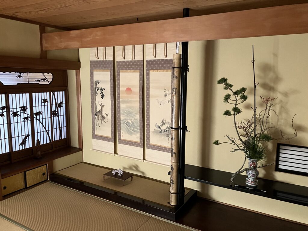 奈良 茶道 体験 nara 三五夜 さんごや 三五屋 茶会 茶室 隠れ家 にじり口 炭 風炉 掛軸 茶道具 JR奈良駅 駅前 月釜 徒歩圏内 奈良県 奈良市 三網田 濃茶 薄茶 続き薄 茶道具 茶道具販売 8月 葉月 八月 広間 夏 観光 奈良新名所 奈良県 伝統文化 日本文化 少人数制 小寄せ ゆったり 濃茶 薄茶 各服点て 上生菓子 干菓子 JR奈良駅 駅前 牧田旬加 出張料理人 出張料理 京料理 割烹 カウンター 懐石料理 膳 椀物 一献 料理教室 素麺 そうめん 三輪そうめん 三輪素麺 にゅうめん 柿の葉寿司 寿司 奈良名産 名産品 奈良土産 食材 地元 月釜 茶会 小寄せ茶会 小間 にじり口 本格的 茶道 茶の湯 茶事 茶道具 薄茶器 奈良道具 練香 和菓子 上生菓子 パンプキンプリン 限定カフェ 隠れ家カフェ 予約制 カウンター席 カウンター パン 抹茶 奈良 なら nara 三五夜 三五屋 さんごや sangoya 隠れ家 サロン 茶の湯 茶道 煎茶道 煎茶道体験 煎茶道教室 教室 和の稽古 お稽古 習い事 茶会 月釜 濃茶 各服点て 薄茶 上生菓子 干菓子 和菓子 ほっこり のんびり 奈良の秘密スポット JR奈良 奈良駅 旧奈良駅駅舎 駅前 駅近 徒歩2分 徒歩圏内 古民家 古民家リノベーション 改装 和室 大正レトロ レトロモダン 料亭 茶室 にじり口 小間 広間 座敷 茶事 表千家茶道 表千家茶道教室 古典 奈良市三条町 伝統 茶道具 アフターコロナ 感染予防対策 ワクチン接種済 ワクチン接種証明 香会 雅楽 日本舞踊 個別レッスン 初心者歓迎 堂後茶道教室 堂後宗邑 ならまち 奈良町 表千家 表千家茶道教室 月釜 茶会 小寄せ茶会 小間 にじり口 本格的 茶道 茶の湯 茶事 正午の茶事 茶事教室 寄付き 出会い 蹲踞 蹲 炭点前 初炭 点前 盆香合 タイ王室 羅国 香木 五味六国 沈香 高台寺蒔絵 炉縁 抱清棚 八寸 千鳥 千鳥の盃 懐石料理 本懐石 盃事 大講堂釜 炉 名残 にじり口 牧田旬加 料理人 和食 出張料理 間借り 割烹 台所方 包丁方 料理方 初釜 雑煮 白味噌雑煮 料亭 美味しい 正月 初詣 奈良の正月 夜咄 二月 冬の茶事 いけばな 生け花 華道 華道教室 いけばな教室 生け花教室 山村御流 円照寺 雲龍梅 ウンリュウバイ 三光松 サンコウマツ レッドウィロー 椿 ツバキ つばき 雪月花 五葉松 ゴヨウマツ 千両 千両 梅ズワエ ずわい 梅 仏手柑 柿 隼人瓜 ハヤトウリ 吉祥草 キッショウソウ 苫朴 生駒敦 生駒瓢 華道家 アーティスト フラワーワレンジメント フラワーアーティスト 令和六年 2024年 正月 新春 初釜 雑煮 お雑煮 白味噌 初詣 春日大社 東大寺 奈良の神社 奈良の寺 令和七年 2025年 イベント tea tearoom teaceremony