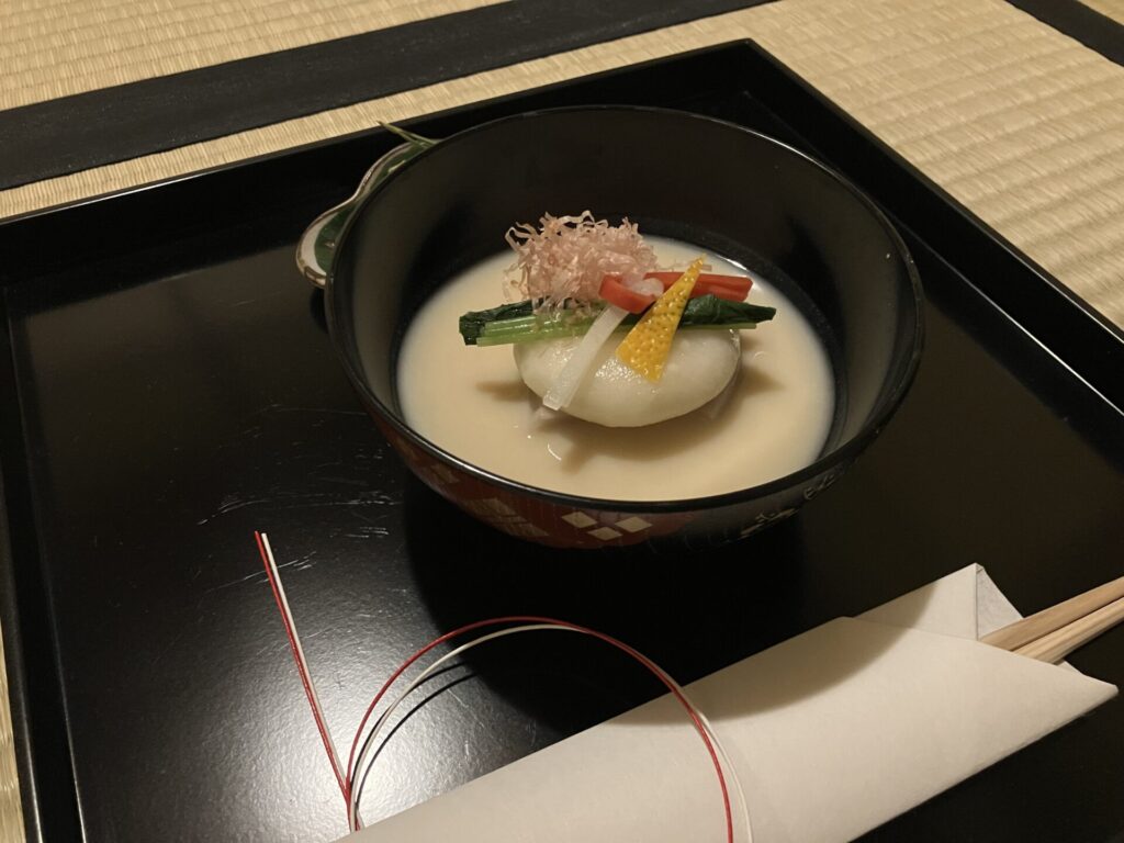tea tearoom teaceremony　奈良　茶道　体験　nara 三五夜　さんごや　三五屋　茶会　茶室　隠れ家　にじり口　炭　風炉　掛軸　茶道具　JR奈良駅　駅前　月釜　徒歩圏内　奈良県　奈良市　三網田　濃茶　薄茶　続き薄　茶道具　茶道具販売　8月　葉月　八月　　広間　夏　観光　奈良新名所　奈良県　伝統文化　日本文化　少人数制　小寄せ　ゆったり　濃茶　薄茶　各服点て　上生菓子　干菓子　JR奈良駅　駅前　牧田旬加　出張料理人　出張料理　京料理　割烹　カウンター　懐石料理　膳　椀物　一献　料理教室　素麺　そうめん　三輪そうめん　三輪素麺　にゅうめん　柿の葉寿司　　寿司　奈良名産　名産品　奈良土産　食材　地元　月釜　茶会　小寄せ茶会　小間　にじり口　本格的　茶道　茶の湯　茶事　　茶道具　薄茶器　奈良道具　　練香　和菓子　上生菓子　パンプキンプリン　限定カフェ　隠れ家カフェ　予約制　カウンター席　カウンター　パン　抹茶　奈良　なら　nara　三五夜　三五屋　さんごや　sangoya　隠れ家　サロン　茶の湯　茶道　煎茶道　煎茶道体験　煎茶道教室　教室　和の稽古　お稽古　習い事　茶会　月釜　濃茶　各服点て　薄茶　上生菓子　干菓子　和菓子　ほっこり　のんびり　奈良の秘密スポット　JR奈良　奈良駅　旧奈良駅駅舎　駅前　駅近　徒歩2分　徒歩圏内　古民家　古民家リノベーション　改装　和室　大正レトロ　レトロモダン　料亭　茶室　にじり口　小間　広間　座敷　茶事　表千家茶道　表千家茶道教室　古典　奈良市三条町　伝統　茶道具　　アフターコロナ　感染予防対策　ワクチン接種済　ワクチン接種証明　　香会　雅楽　日本舞踊　個別レッスン　初心者歓迎　堂後茶道教室　堂後宗邑　ならまち　奈良町　表千家　表千家茶道教室　 月釜　茶会　小寄せ茶会　小間　にじり口　本格的　茶道　茶の湯　茶事　正午の茶事　茶事教室　寄付き　出会い　蹲踞　蹲　炭点前　初炭　点前　盆香合　タイ王室　羅国　香木　五味六国　沈香　高台寺蒔絵　炉縁　抱清棚　八寸　千鳥　千鳥の盃　懐石料理　本懐石　盃事　大講堂釜　炉　名残　にじり口　牧田旬加　料理人　和食　出張料理　間借り　割烹　台所方　包丁方　料理方　　初釜　雑煮　白味噌雑煮　料亭　美味しい　正月　初詣　奈良の正月　夜咄　二月　冬の茶事 いけばな　生け花　華道　華道教室　いけばな教室　生け花教室　山村御流　円照寺　雲龍梅　ウンリュウバイ　三光松　サンコウマツ　レッドウィロー　椿　ツバキ　つばき　雪月花　五葉松　ゴヨウマツ　千両　千両　梅ズワエ　ずわい　梅　仏手柑　柿　隼人瓜　ハヤトウリ　吉祥草　キッショウソウ　苫朴　生駒敦　生駒瓢　華道家　アーティスト　フラワーワレンジメント　フラワーアーティスト　令和六年　2024年　正月　新春　初釜　雑煮　お雑煮　白味噌　初詣　春日大社　東大寺　奈良の神社　奈良の寺　令和七年　2025年　