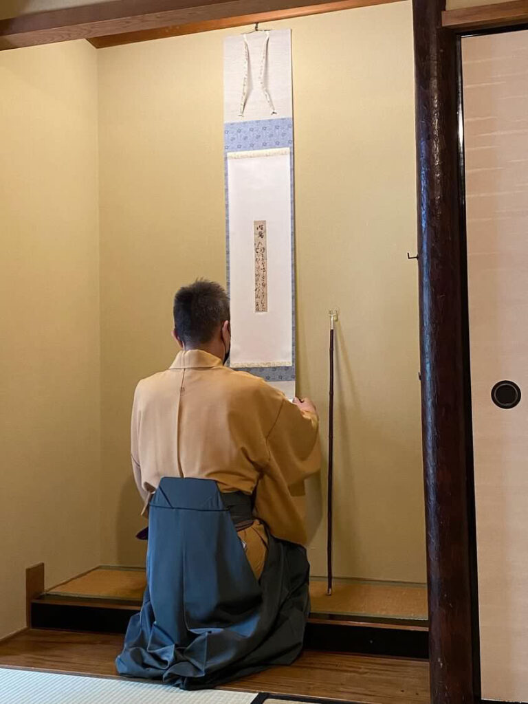 奈良 なら nara 奈良市 奈良駅 JR奈良 駅前 駅近 徒歩2分 三条町 三五夜 さんごや sangoya 古民家 日本家屋 茶室 茶道 茶の湯 月釜 三五夜月釜 茶会 華道 華道教室 いけばな 生花 いけ花 カフェ 茶房 厨房 レンタルキッチン シェアキッチン 出張料理人 フリーランス 料理人 バーテンダー パティシエ 募集中 人材募集 見学 下見 レンタル茶室 カウンター 堂後茶道教室 堂後宗邑 表千家 表千家茶道教室 茶事教室 茶事稽古 軸飾り 飾り物五箇条 壺飾り 茶入れ飾り 茶杓飾り 茶碗飾り 名物 茶道具 伏見宮 貞清親王 江戸時代 短冊 時鳥 ほととぎす ホトトギス 初座 後座 中立 銅鑼 小間 蹲 後炭 濃茶 薄茶 雲鶴 丸久小山園 抹茶 煎茶 奈良観光 奈良の隠れ家
煙草盆 火入 ご名炭 牧田旬加 懐石料理 出張料理人 日本料理 迎付 名残り 四つ碗 焼物鉢 煮物碗 茶懐石 本懐石 炊き合わせ 和え物 八寸 強肴 炭点前 初炭 鳳凰風炉 香合 樫舎 和菓子 笙生菓子 和菓子屋 きんとん 早苗 天地 上皇 上皇后 奈良行幸 行幸啓 中宮寺 日野西光尊 弥勒菩薩 2023年 奈良ホテル 青楓 ぐじ 甘鯛 葛打ち