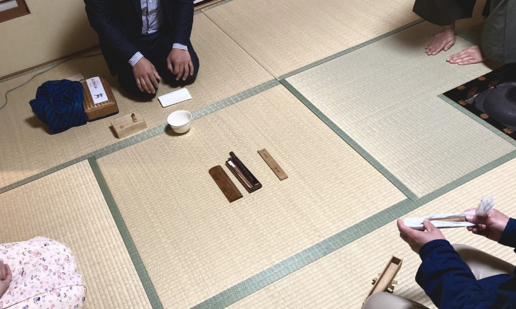 藤浪之花者盛尓成来平城京乎御念八君 藤波の花は盛りになりにけり平城の京を思ほすや君 大伴四綱 小野老
あをによし奈良の都は咲く花のにほうがごとく今盛りなり 三諸就 三輪山見者隠口乃始瀬之桧原所念鴨 三諸つく三輪山見れば隠口の泊瀬の桧原思ほゆるかも 上司海雲 華 華厳宗 唯識論 唯識 唯心 薬師寺 金堂 台座 青龍 白虎 四神 橋本凝胤 高田好胤 風炉先屏風 修二会 花会式 徳川治宝 治寳 治宝 紀州 紀州徳川家 御三家 和歌山 雅楽 篳篥 茶杓 奈良 茶道 体験 nara 三五夜 さんごや 三五屋 茶会 茶室 隠れ家 にじり口 炭 炉 透木 釜