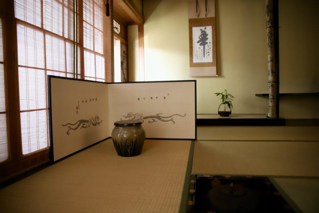 藤浪之花者盛尓成来平城京乎御念八君 藤波の花は盛りになりにけり平城の京を思ほすや君 大伴四綱 小野老
あをによし奈良の都は咲く花のにほうがごとく今盛りなり 三諸就 三輪山見者隠口乃始瀬之桧原所念鴨 三諸つく三輪山見れば隠口の泊瀬の桧原思ほゆるかも 上司海雲 華 華厳宗 唯識論 唯識 唯心 薬師寺 金堂 台座 青龍 白虎 四神 橋本凝胤 高田好胤 風炉先屏風 修二会 花会式 奈良 茶道 体験 nara 三五夜 さんごや 三五屋 茶会 茶室 隠れ家 にじり口 炭 炉 透木 釜