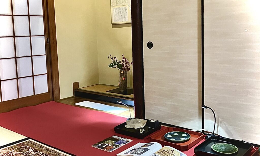 奈良 なら nara 三五夜 三五屋 さんごや sangoya 隠れ家 サロン 茶の湯 茶道 煎茶道 煎茶道体験 煎茶道教室 教室 和の稽古 お稽古 習い事 茶会 月釜 濃茶 各服点て 薄茶 上生菓子 干菓子 和菓子 ほっこり のんびり 奈良の秘密スポット JR奈良 奈良駅 旧奈良駅駅舎 駅前 駅近 徒歩2分 徒歩圏内 古民家 古民家リノベーション 改装 和室 大正レトロ レトロモダン 料亭 茶室 にじり口 小間 広間 座敷 茶事 表千家茶道 表千家茶道教室 古典 奈良市三条町 伝統 茶道具 アフターコロナ 感染予防対策 ワクチン接種済 ワクチン接種証明 香会 雅楽 日本舞踊 個別レッスン 初心者歓迎 更紗 白洲正子 白洲次郎 水晶 古橋尚 長江惣吉 曜変天目 国宝 古筆 古陶磁 陶芸家 加藤春鼎 石 古美術収集家 古美術愛好家 名古屋 手紙 白洲正子によせて 鶴屋八幡 曙会 特別茶会 白洲次郎 古瓦 寺院 仏教美術 古田織部 へうげもの 掛軸 古筆 古書 茶花 花器 香合 即中斎 加藤春鼎 水指 雲鶴 丸久小山園 又玄 濃茶 薄茶 寒氷 擦り琥珀 すりこはく きよめ餅 松栄堂 仏像 瀬戸焼 展覧会 消息 なんでも鑑定団 増田孝 茶道具 直筆原稿 小林秀雄 松明 東大寺 炉縁 遠州七窯 カラスウリ キク いけばな 紅葉 青柳恵介 水晶の消息 余韻を聞く 志野 古志野 古織部 古陶 美濃焼 桃山陶 瀬戸焼 昭和美術館 植木鉢 尾張鉢 尾張鉢ってなぁに 作品展 展示販売 献上品 萬々堂通則 風蘭 蘭 富士錦 山里棚 古備前 水指 風炉先 南都七大寺 法華寺 平城宮跡 刀自 アレックスカー 書家 東洋美術 芸術新潮 対談 亀岡 アレックス・カー Alex Kerr ちいおり 篪庵