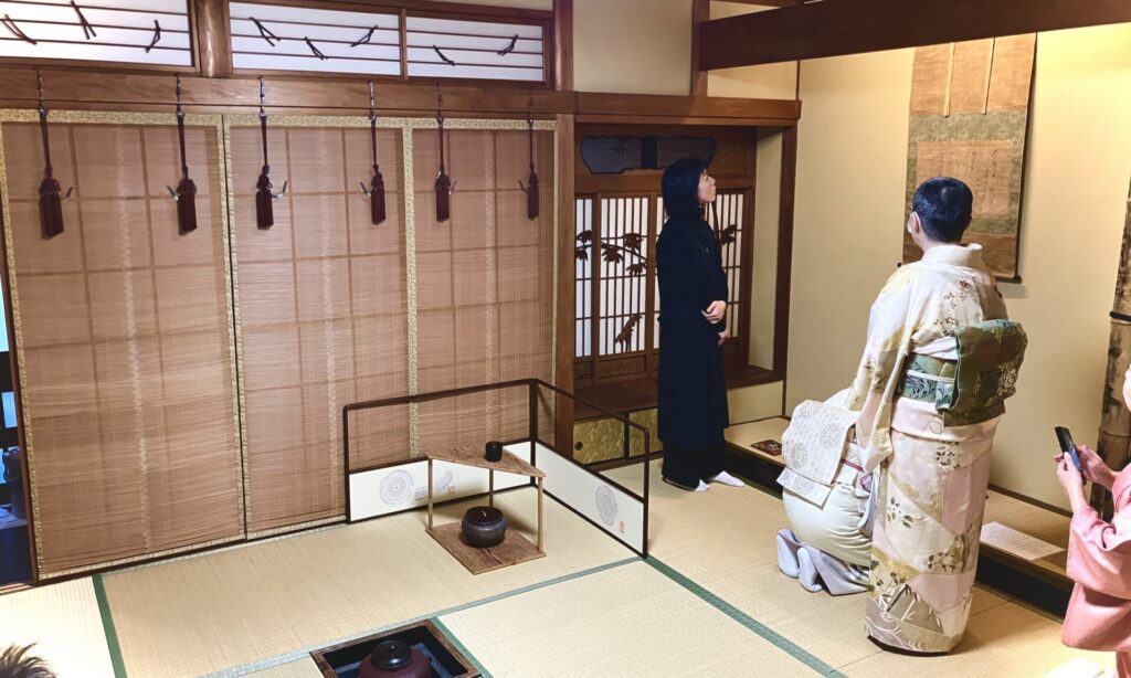 奈良 なら nara 三五夜 三五屋 さんごや sangoya 隠れ家 サロン 茶の湯 茶道 煎茶道 煎茶道体験 煎茶道教室 教室 和の稽古 お稽古 習い事 茶会 月釜 濃茶 各服点て 薄茶 上生菓子 干菓子 和菓子 ほっこり のんびり 奈良の秘密スポット JR奈良 奈良駅 旧奈良駅駅舎 駅前 駅近 徒歩2分 徒歩圏内 古民家 古民家リノベーション 改装 和室 大正レトロ レトロモダン 料亭 茶室 にじり口 小間 広間 座敷 茶事 表千家茶道 表千家茶道教室 古典 奈良市三条町 伝統 茶道具 アフターコロナ 感染予防対策 ワクチン接種済 ワクチン接種証明 香会 雅楽 日本舞踊 個別レッスン 初心者歓迎 更紗 白洲正子 白洲次郎 水晶 古橋尚 長江惣吉 曜変天目 国宝 古筆 古陶磁 陶芸家 加藤春鼎 石 古美術収集家 古美術愛好家 名古屋 手紙 白洲正子によせて 鶴屋八幡 曙会 特別茶会 白洲次郎 古瓦 寺院 仏教美術 古田織部 へうげもの 掛軸 古筆 古書 茶花 花器 香合 即中斎 加藤春鼎 水指 雲鶴 丸久小山園 又玄 濃茶 薄茶 寒氷 擦り琥珀 すりこはく きよめ餅 松栄堂 仏像 瀬戸焼 展覧会 消息 なんでも鑑定団 増田孝 茶道具 直筆原稿 小林秀雄 松明 東大寺 炉縁 遠州七窯 カラスウリ キク いけばな 紅葉 青柳恵介 水晶の消息 余韻を聞く 志野 古志野 古織部 古陶 美濃焼 桃山陶 瀬戸焼 昭和美術館 植木鉢 尾張鉢 尾張鉢ってなぁに 作品展 展示販売 献上品 萬々堂通則 風蘭 蘭 富士錦 山里棚 古備前 水指 風炉先 南都七大寺 法華寺 平城宮跡 刀自 アレックスカー 書家 東洋美術 芸術新潮 対談 亀岡 アレックス・カー Alex Kerr ちいおり 篪庵