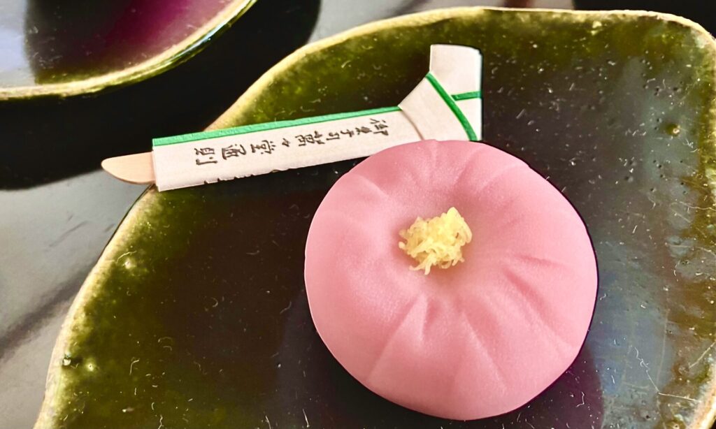 奈良 なら nara 三五夜 三五屋 さんごや sangoya 隠れ家 サロン 茶の湯 茶道 煎茶道 煎茶道体験 煎茶道教室 教室 和の稽古 お稽古 習い事 茶会 月釜 濃茶 各服点て 薄茶 上生菓子 干菓子 和菓子 ほっこり のんびり 奈良の秘密スポット JR奈良 奈良駅 旧奈良駅駅舎 駅前 駅近 徒歩2分 徒歩圏内 古民家 古民家リノベーション 改装 和室 大正レトロ レトロモダン 料亭 茶室 にじり口 小間 広間 座敷 茶事 表千家茶道 表千家茶道教室 古典 奈良市三条町 伝統 茶道具 アフターコロナ 感染予防対策 ワクチン接種済 ワクチン接種証明 香会 雅楽 日本舞踊 個別レッスン 初心者歓迎 更紗 白洲正子 白洲次郎 水晶 古橋尚 長江惣吉 曜変天目 国宝 古筆 古陶磁 陶芸家 加藤春鼎 石 古美術収集家 古美術愛好家 名古屋 手紙 白洲正子によせて 鶴屋八幡 曙会 特別茶会 白洲次郎 古瓦 寺院 仏教美術 古田織部 へうげもの 掛軸 古筆 古書 茶花 花器 香合 即中斎 加藤春鼎 水指 雲鶴 丸久小山園 又玄 濃茶 薄茶 寒氷 擦り琥珀 すりこはく きよめ餅 松栄堂 仏像 瀬戸焼 展覧会 消息 なんでも鑑定団 増田孝 茶道具 直筆原稿 小林秀雄 松明 東大寺 炉縁 遠州七窯 カラスウリ キク いけばな 紅葉 青柳恵介 水晶の消息 余韻を聞く 志野 古志野 古織部 古陶 美濃焼 桃山陶 瀬戸焼 昭和美術館 植木鉢 尾張鉢 尾張鉢ってなぁに 作品展 展示販売 献上品 萬々堂通則 風蘭 蘭 富士錦 山里棚 古備前 水指 風炉先 南都七大寺 法華寺 平城宮跡 刀自 アレックスカー 書家 東洋美術 芸術新潮 対談 亀岡 アレックス・カー Alex Kerr ちいおり 篪庵