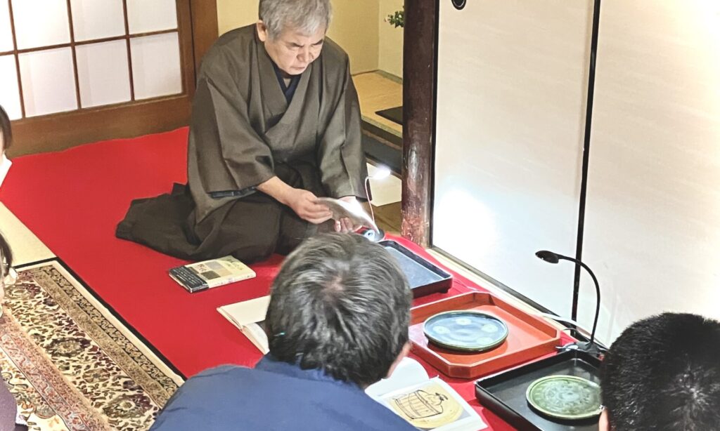 奈良 なら nara 三五夜 三五屋 さんごや sangoya 隠れ家 サロン 茶の湯 茶道 煎茶道 煎茶道体験 煎茶道教室 教室 和の稽古 お稽古 習い事 茶会 月釜 濃茶 各服点て 薄茶 上生菓子 干菓子 和菓子 ほっこり のんびり 奈良の秘密スポット JR奈良 奈良駅 旧奈良駅駅舎 駅前 駅近 徒歩2分 徒歩圏内 古民家 古民家リノベーション 改装 和室 大正レトロ レトロモダン 料亭 茶室 にじり口 小間 広間 座敷 茶事 表千家茶道 表千家茶道教室 古典 奈良市三条町 伝統 茶道具 アフターコロナ 感染予防対策 ワクチン接種済 ワクチン接種証明 香会 雅楽 日本舞踊 個別レッスン 初心者歓迎 更紗 白洲正子 白洲次郎 水晶 古橋尚 長江惣吉 曜変天目 国宝 古筆 古陶磁 陶芸家 加藤春鼎 石 古美術収集家 古美術愛好家 名古屋 手紙 白洲正子によせて 鶴屋八幡 曙会 特別茶会 白洲次郎 古瓦 寺院 仏教美術 古田織部 へうげもの 掛軸 古筆 古書 茶花 花器 香合 即中斎 加藤春鼎 水指 雲鶴 丸久小山園 又玄 濃茶 薄茶 寒氷 擦り琥珀 すりこはく きよめ餅 松栄堂 仏像 瀬戸焼 展覧会 消息 なんでも鑑定団 増田孝 茶道具 直筆原稿 小林秀雄 松明 東大寺 炉縁 遠州七窯 カラスウリ キク いけばな 紅葉 青柳恵介 水晶の消息 余韻を聞く 志野 古志野 古織部 古陶 美濃焼 桃山陶 瀬戸焼 昭和美術館 植木鉢 尾張鉢 尾張鉢ってなぁに 作品展 展示販売 献上品 萬々堂通則 風蘭 蘭 富士錦 山里棚 古備前 水指 風炉先 南都七大寺 法華寺 平城宮跡 刀自 アレックスカー 書家 東洋美術 芸術新潮 対談 亀岡 アレックス・カー Alex Kerr ちいおり 篪庵