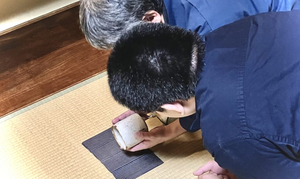 奈良 なら nara 三五夜 三五屋 さんごや sangoya 隠れ家 サロン 茶の湯 茶道 煎茶道 煎茶道体験 煎茶道教室 教室 和の稽古 お稽古 習い事 茶会 月釜 濃茶 各服点て 薄茶 上生菓子 干菓子 和菓子 ほっこり のんびり 奈良の秘密スポット JR奈良 奈良駅 旧奈良駅駅舎 駅前 駅近 徒歩2分 徒歩圏内 古民家 古民家リノベーション 改装 和室 大正レトロ レトロモダン 料亭 茶室 にじり口 小間 広間 座敷 茶事 表千家茶道 表千家茶道教室 古典 奈良市三条町 伝統 茶道具 アフターコロナ 感染予防対策 ワクチン接種済 ワクチン接種証明 香会 雅楽 日本舞踊 個別レッスン 初心者歓迎 更紗 白洲正子 白洲次郎 水晶 古橋尚 長江惣吉 曜変天目 国宝 古筆 古陶磁 陶芸家 加藤春鼎 石 古美術収集家 古美術愛好家 名古屋 手紙 白洲正子によせて 鶴屋八幡 曙会 特別茶会 白洲次郎 古瓦 寺院 仏教美術 古田織部 へうげもの 掛軸 古筆 古書 茶花 花器 香合 即中斎 加藤春鼎 水指 雲鶴 丸久小山園 又玄 濃茶 薄茶 寒氷 擦り琥珀 すりこはく きよめ餅 松栄堂 仏像 瀬戸焼 展覧会 消息 なんでも鑑定団 増田孝 茶道具 直筆原稿 小林秀雄 松明 東大寺 炉縁 遠州七窯 カラスウリ キク いけばな 紅葉 青柳恵介 水晶の消息 余韻を聞く 志野 古志野 古織部 古陶 美濃焼 桃山陶 瀬戸焼 昭和美術館 植木鉢 尾張鉢 尾張鉢ってなぁに 作品展 展示販売 献上品 萬々堂通則 風蘭 蘭 富士錦 山里棚 古備前 水指 風炉先 南都七大寺 法華寺 平城宮跡 刀自 アレックスカー 書家 東洋美術 芸術新潮 対談 亀岡 アレックス・カー Alex Kerr ちいおり 篪庵