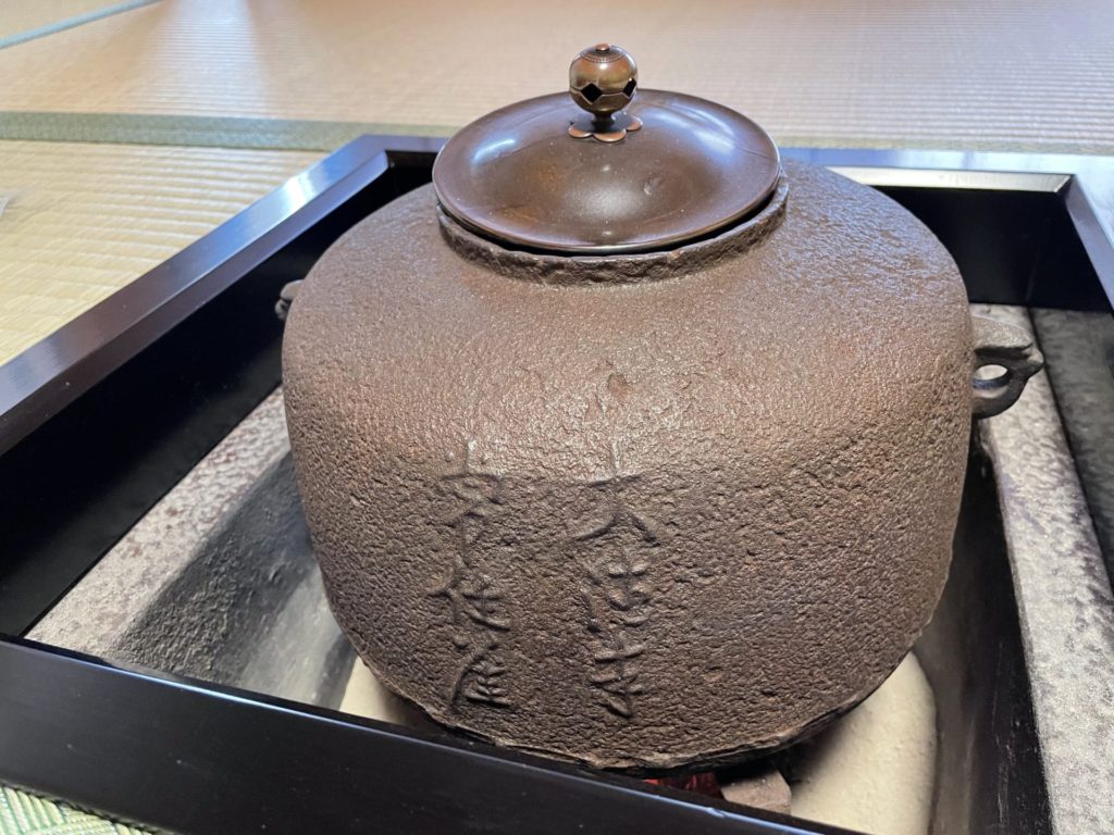 宗旦忌　元伯宗旦 　今日庵　奈良　なら　nara　三五夜　三五屋　さんごや　sangoya　隠れ家　サロン　茶の湯　茶道　煎茶道　煎茶道体験　煎茶道教室　教室　和の稽古　お稽古　習い事　茶会　月釜　濃茶　各服点て　薄茶　上生菓子　干菓子　和菓子　ほっこり　のんびり　奈良の秘密スポット　JR奈良　奈良駅　旧奈良駅駅舎　駅前　駅近　徒歩2分　徒歩圏内　古民家　古民家リノベーション　改装　和室　大正レトロ　レトロモダン　料亭　茶室　にじり口　小間　広間　座敷　茶事　表千家茶道　表千家茶道教室　古典　奈良市三条町　伝統　茶道具　　アフターコロナ　感染予防対策　ワクチン接種済　ワクチン接種証明　　　　個別レッスン　初心者歓迎　　特別茶会　炉開き　開炉　炉　お茶の正月　広間　お祝い　祝い事　東越会　裏千家　裏千家茶道　岡本宗伊　明雲軒　席主　十徳　裏千家今日庵　業躰部水谷方　京都　男性のお茶　茶道男子　男性の先生　お茶　お点前　美しいお点前　宗旦　宗旦忌　宗旦居士　東越青丘　欧陽詢　九成宮醴泉銘　　懈怠比丘不期明日　邂逅比丘不期明日　清巌　清巌宗渭 　宗旦　禅華院　相国寺　獨山玄義　不知何人使得　飴釉　獅子香炉　高麗平卓　寒菊　竹一重切　花入　達磨　妙全　坐雲　鳩居堂　与次郎　龍寶山　尻張釜　茶釜　炉縁　山里棚　喜斎　古信楽　田山方南　青木間道　東大寺　筒井寛昭　柿の蔕　茶碗　青井戸　鵬雲斎　坂田泥華　渦彫　九代長左衛門　唐津焼　梶原靖元　金海猫掻　妙見　吉野鮨桶　一滴翠　丸久小山園　高田明浦　鴨脚きんとん　おくた　縁高　宗旦好　清水卯一　秋の山路　鼠志野　加藤春鼎　備前　日襷　膳所　又玄　亀屋伊織　煎餅　蘭奢待　汲出　古曽部焼　水月釜　荒川豊蔵　大横物　掛軸　煙草盆　手付木瓜形　表朔　火入　青竹　灰吹　琴棋書画　結界　青釉つくね金彩壺々　蓋置