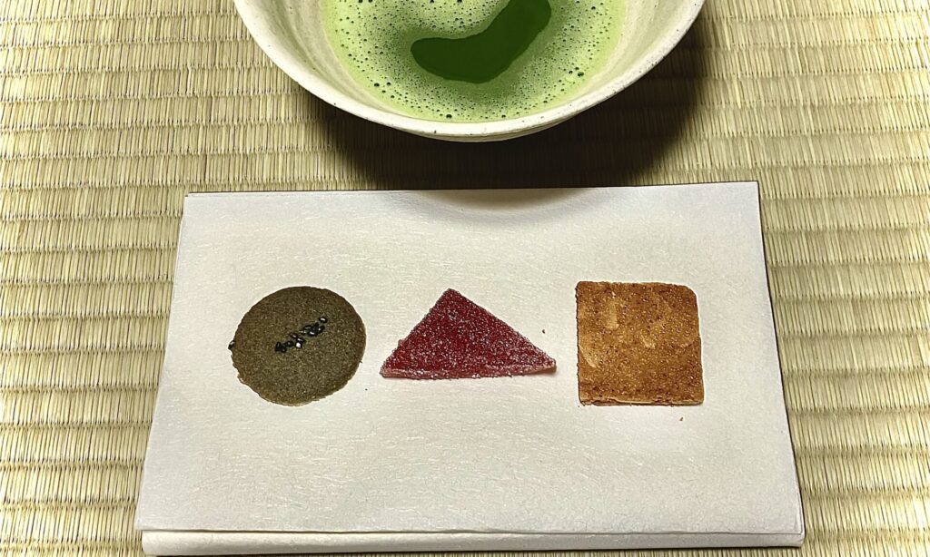 奈良　茶道　体験　nara 三五夜　さんごや　三五屋　茶会　茶室　隠れ家　にじり口　炭　風炉　掛軸　茶道具　JR奈良駅　駅前　月釜　徒歩圏内　奈良県　奈良市　三網田　濃茶　薄茶　続き薄　茶道具　茶道具販売　8月　葉月　八月　　広間　夏　観光　奈良新名所　奈良県　伝統文化　日本文化　少人数制　小寄せ　ゆったり　濃茶　薄茶　各服点て　上生菓子　干菓子　JR奈良駅 tea teaceremony teaceremonyroom  
experience　上質　体験　茶道体験　煎茶　玉露　ｍatcha　mcookinglabo mclケーキ教室　料理教室 　mcookinglabolatory
お菓子教室　洋菓子　焼菓子　干菓子　主菓子　萬林堂　サクラウツギ　シモツケ　ヤハズススキ　掛け花　茶花　掛軸　山村御流　華道　いけばな　圓照寺　円照寺　山村御殿　山本静山　尼門跡　大和三門跡　中宮寺　法華寺　皇室　門跡寺院　歌会始　勅題　御題　昭和38年　草原　短冊　有栖川流　和歌　曽爾高原　キントン　若草　若葉　青楓　新緑　清水六兵衛　5代目　襲名　襲名記念　菓子鉢　瓢　京焼　〇　△　□　仙厓　禅語　ギャラリー　古美術　アンティーク　antique　販売　格安　販売　予約制　少人数制　小寄せ茶会　隠れ家　カフェ　古民家　コーヒー　カウンター　大和茶　イベント　催し物　chatgpt AI　IT 　人工知能　台湾茶　紅茶