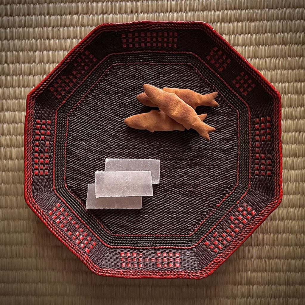 奈良 なら nara 奈良市 奈良駅 JR奈良 駅前 駅近 徒歩2分 三条町 三五夜 さんごや sangoya 古民家 日本家屋 茶室 茶道 茶の湯 月釜 三五夜月釜 茶会 華道 華道教室 いけばな 生花 いけ花 カフェ 茶房 厨房 レンタルキッチン シェアキッチン 出張料理人 フリーランス 料理人 バーテンダー パティシエ 募集中 人材募集 見学 下見 レンタル茶室 カウンター 堂後茶道教室 堂後宗邑 表千家 表千家茶道教室 茶事教室 茶事稽古 茶道具 初座 後座 中立 銅鑼 小間の茶会 小間 蹲 濃茶 薄茶 丸久小山園 抹茶 煎茶 奈良観光 奈良の隠れ家 夏の奈良 暑気払い 蛍 ほたる 蛍の茶会 東久世通禧 七卿落ち 萩 幕末 尊王攘夷 奈良県知事 小山田の畔こす水の音澄みて ゆうべ涼しく蛍飛ぶなり 文久三年も政変 三条実美 三条西季知 ひがしくぜみちとみ 壬生基修 四条隆謌 錦小路頼徳 沢宣嘉 長州藩 松江 三英堂 岐阜 奈良屋本店 かがり焼鮎 鵜飼い 氷室神社 氷室 うすごおり 薄氷 松平不昧 星の林 棹物菓子 茶舎 觀壽 觀壽 金沢 瑠璃光 濃茶 抹茶 茶舗 パンと菓子 MORIYA 梅シロップ リキュール 香煎 グラス カウンター 茶房 待合 主菓子 干菓子 簀戸 夏建具 陰影礼賛 静寂 薄茶 一座建立 電灯 電笠 レトロ ギボウシ 擬宝珠 山牛蒡 ヤマゴボウ いけばな 茶花 漆桶 茶入れ 丹波焼 白丹波 茶杓 西大寺 松本実道 生駒宝山寺 平棗 朝鮮 民芸品 八卦盆 漆工芸