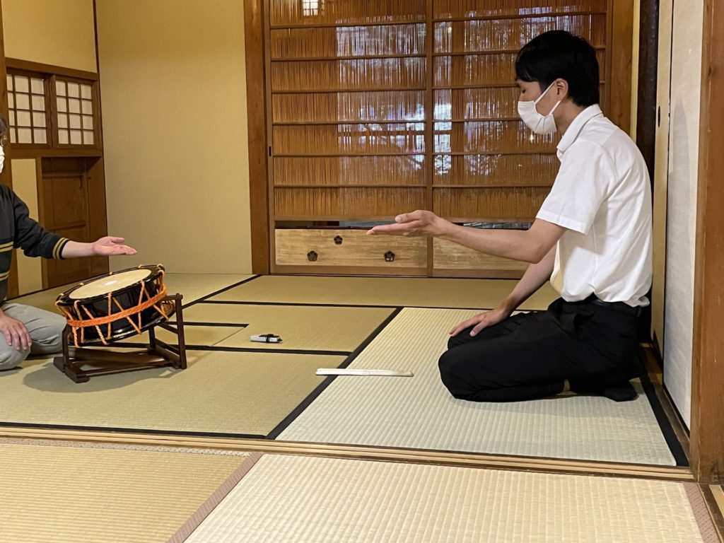 奈良 なら nara 奈良市 奈良駅 JR奈良 駅前 駅近 徒歩2分 三条町 三五夜 さんごや sangoya 古民家 日本家屋 茶室 茶道 茶の湯 月釜 三五夜月釜 茶会 華道 華道教室 いけばな 生花 いけ花 カフェ 茶房 厨房 レンタルキッチン シェアキッチン 出張料理人 フリーランス 料理人 バーテンダー パティシエ 募集中 人材募集 見学 下見 レンタル茶室 カウンター 表千家茶道教室 茶事教室 能楽 能 お能 能楽教室 能楽師太鼓方 中田一葉
金春流 金春能 マンツーマン 少人数制 太鼓 能舞台 発表会