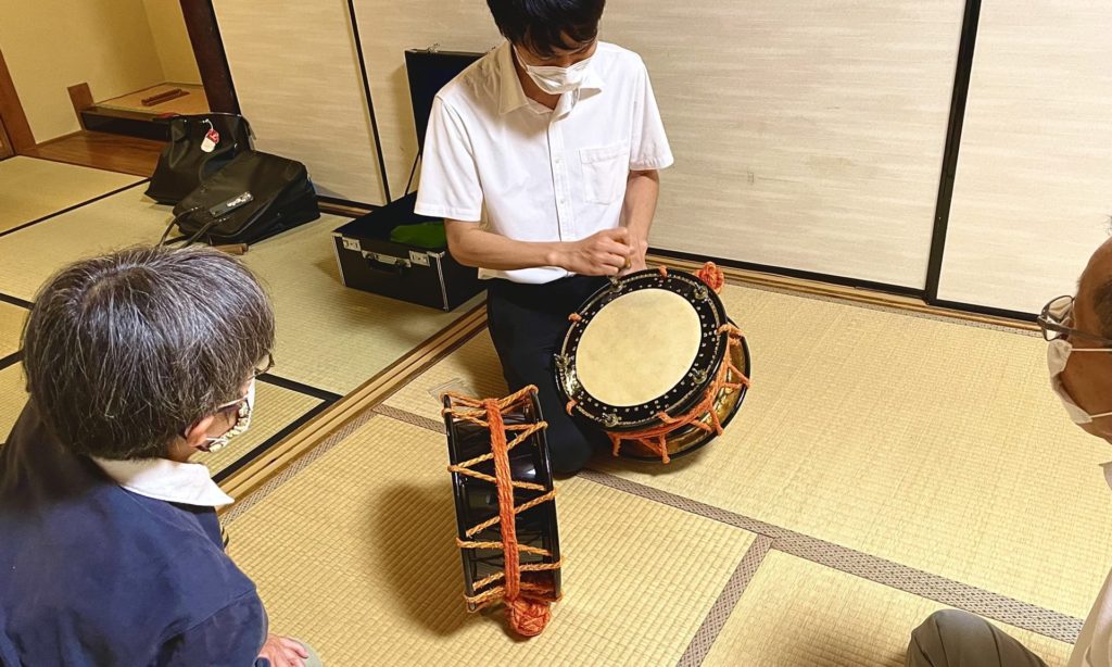 奈良 なら nara 奈良市 奈良駅 JR奈良 駅前 駅近 徒歩2分 三条町 三五夜 さんごや sangoya 古民家 日本家屋 茶室 茶道 茶の湯 月釜 三五夜月釜 茶会 華道 華道教室 いけばな 生花 いけ花 カフェ 茶房 厨房 レンタルキッチン シェアキッチン 出張料理人 フリーランス 料理人 バーテンダー パティシエ 募集中 人材募集 見学 下見 レンタル茶室 カウンター 表千家茶道教室 茶事教室 能楽 能 お能 能楽教室 能楽師太鼓方 中田一葉
金春流 金春能 マンツーマン 少人数制 太鼓 能舞台 発表会