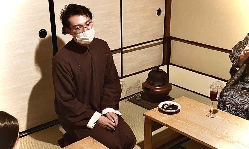 奈良 なら nara 奈良市 奈良県 奈良観光 夏の奈良 いまなら いまならキャンペーン いまならキャンペーン2022プラス いまなら。地域クーポン クーポン 利用可能 jr奈良 奈良駅 近鉄奈良 駅前 駅近く 徒歩2分 古民家 茶室 隠れ家 三五夜 さんごや sangoya 茶道 茶の湯 お茶 茶会 三五夜月釜 月釜 小寄せ茶会 予約制 少人数 カウンター 茶房 カフェ 和風 和カフェ 濃茶 各服点て 薄茶 上生菓子 干菓子 風炉 小間 四畳半 限定 懐香 アジアンスイーツ 中国茶 カフェ 京都 月餅 特製 おすすめ SAVVY leaf.kyoto 新店舗 オープン 新装開店 出張カフェ レンタルスペース イケメン 着物男子 着物 伝統衣装 生月餅
数寄屋袋 お稽古着 ワンピース おしゃれ 美味しい 奈良の秘 金本卓也 陶芸家 水指 東大寺古材 大板 井戸茶碗 茶杓 茶筅 表千家 風炉 畠春斎