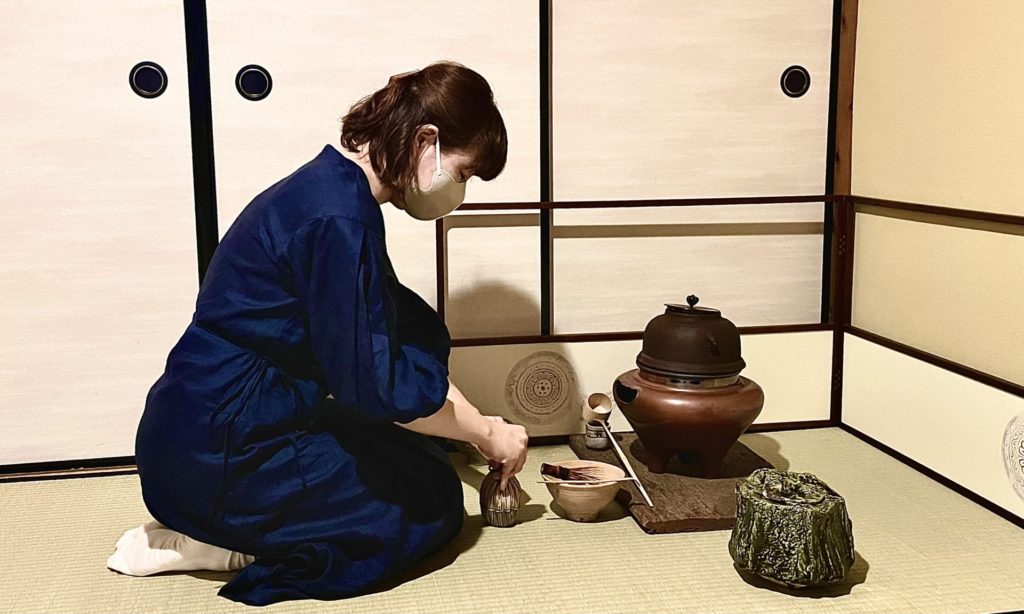 奈良 なら nara 奈良市 奈良県 奈良観光 夏の奈良 いまなら いまならキャンペーン いまならキャンペーン2022プラス いまなら。地域クーポン クーポン 利用可能 jr奈良 奈良駅 近鉄奈良 駅前 駅近く 徒歩2分 古民家 茶室 隠れ家 三五夜 さんごや sangoya 茶道 茶の湯 お茶 茶会 三五夜月釜 月釜 小寄せ茶会 予約制 少人数 カウンター 茶房 カフェ 和風 和カフェ 濃茶 各服点て 薄茶 上生菓子 干菓子 風炉 小間 四畳半 限定 懐香 アジアンスイーツ 中国茶 カフェ 京都 月餅 特製 おすすめ SAVVY leaf.kyoto 新店舗 オープン 新装開店 出張カフェ レンタルスペース イケメン 着物男子 着物 伝統衣装 生月餅
数寄屋袋 お稽古着 ワンピース おしゃれ 美味しい 奈良の秘 金本卓也 陶芸家 水指 東大寺古材 大板 井戸茶碗 茶杓 茶筅 表千家 風炉 畠春斎