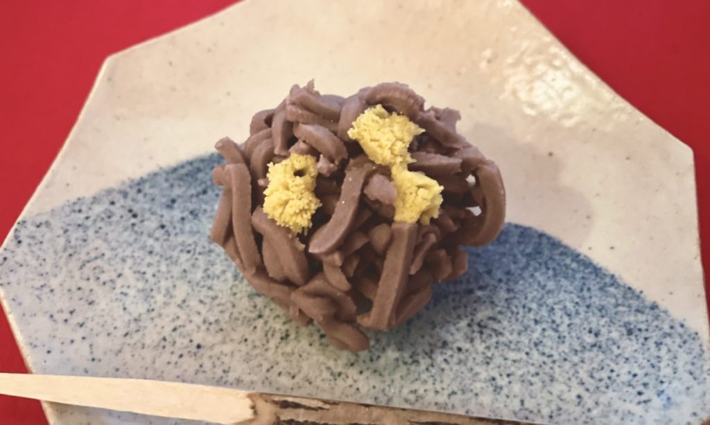 奈良 なら nara 三五夜 三五屋 さんごや sangoya 隠れ家 サロン 茶の湯 茶道 煎茶道 煎茶道体験 煎茶道教室 教室 和の稽古 お稽古 習い事 茶会 月釜 濃茶 各服点て 薄茶 上生菓子 干菓子 和菓子 ほっこり のんびり 奈良の秘密スポット JR奈良 奈良駅 旧奈良駅駅舎 駅前 駅近 徒歩2分 徒歩圏内 古民家 古民家リノベーション 改装 和室 大正レトロ レトロモダン 料亭 茶室 にじり口 小間 広間 座敷 茶事 表千家茶道 表千家茶道教室 古典 奈良市三条町 伝統 茶道具 アフターコロナ 感染予防対策 ワクチン接種済 ワクチン接種証明 香会 雅楽 日本舞踊 個別レッスン 初心者歓迎 更紗 白洲正子 白洲次郎 水晶 古橋尚 長江惣吉 曜変天目 国宝 古筆 古陶磁 陶芸家 加藤春鼎 石 古美術収集家 古美術愛好家 名古屋 手紙 白洲正子によせて 鶴屋八幡 曙会 特別茶会 白洲次郎 古瓦 寺院 仏教美術 小堀遠州 遠州流 掛軸 古筆 古書 茶花 花器 百万塔 香合 大講堂釜 台目棚 即中斎 加藤石春 龍田錦 水指 蓬莱堂茶舗 都の昔 丸久小山園 又玄 濃茶 薄茶 やなぎのにわ京菓子店 麩焼き煎餅 礎石 寒氷 擦り琥珀 すりこはく 松栄堂 松花堂昭乗 中沼左京 興福寺一条院 長闇堂 松屋会記 仏像 瀬戸焼 三州瓦 展覧会 消息 なんでも鑑定団 増田孝 定家様 書体 後水尾天皇 茶道具 直筆原稿 円地文子 源氏物語 修二会 炉縁 松明 東大寺 膳所焼 遠州七窯 狹川明俊 カラスウリ キク ツタ 紅葉 いけばな 迎え花 青衣の女人 小堀鞆音 日本画家 安田靭彦 青柳恵介 水晶の消息 余韻を聞く 中西与三郎 きんとん 和菓子 二上山