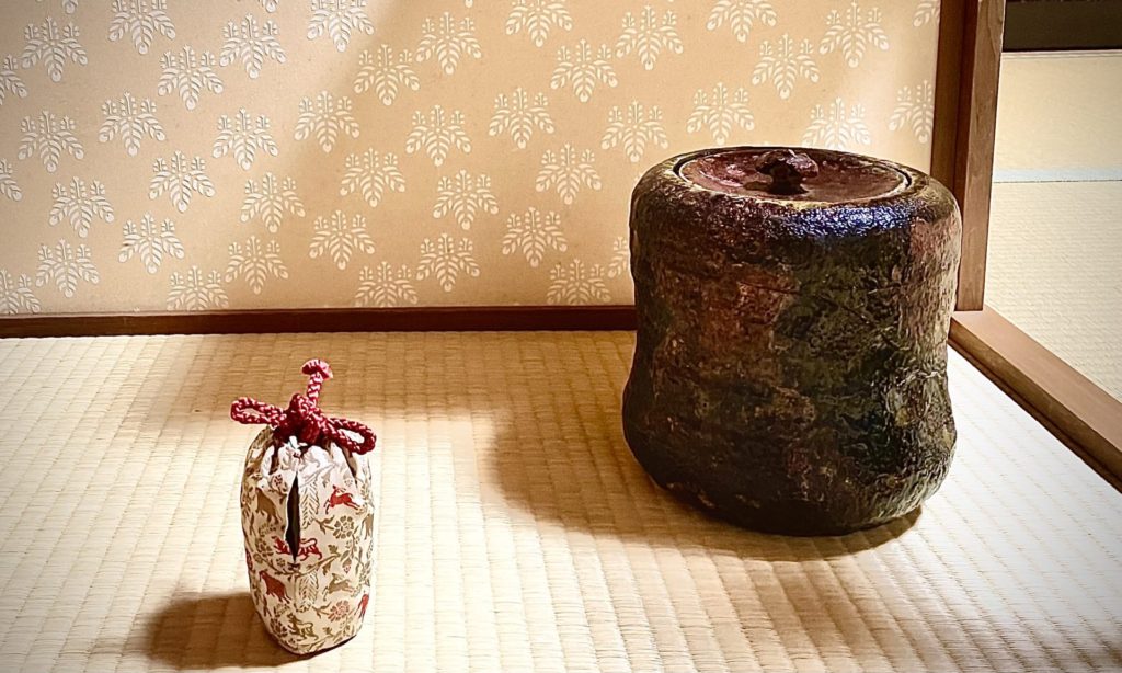 奈良 なら nara 三五夜 三五屋 さんごや sangoya 隠れ家 サロン 茶の湯 茶道 煎茶道 煎茶道体験 煎茶道教室 教室 和の稽古 お稽古 習い事 茶会 月釜 濃茶 各服点て 薄茶 上生菓子 干菓子 和菓子 ほっこり のんびり 奈良の秘密スポット JR奈良 奈良駅 旧奈良駅駅舎 駅前 駅近 徒歩2分 徒歩圏内 古民家 古民家リノベーション 改装 和室 大正レトロ レトロモダン 料亭 茶室 にじり口 小間 広間 座敷 茶事 表千家茶道 表千家茶道教室 古典 奈良市三条町 伝統 茶道具 アフターコロナ 感染予防対策 ワクチン接種済 ワクチン接種証明 香会 雅楽 日本舞踊 個別レッスン 初心者歓迎 更紗 白洲正子 白洲次郎 水晶 古橋尚 長江惣吉 曜変天目 国宝 古筆 古陶磁 陶芸家 加藤春鼎 石 古美術収集家 古美術愛好家 名古屋 手紙 白洲正子によせて 鶴屋八幡 曙会 特別茶会 白洲次郎 古瓦 寺院 仏教美術 小堀遠州 遠州流 掛軸 古筆 古書 茶花 花器 百万塔 香合 大講堂釜 台目棚 即中斎 加藤石春 龍田錦 水指 蓬莱堂茶舗 都の昔 丸久小山園 又玄 濃茶 薄茶 やなぎのにわ京菓子店 麩焼き煎餅 礎石 寒氷 擦り琥珀 すりこはく 松栄堂 松花堂昭乗 中沼左京 興福寺一条院 長闇堂 松屋会記 仏像 瀬戸焼 三州瓦 展覧会 消息 なんでも鑑定団 増田孝 定家様 書体 後水尾天皇 茶道具 直筆原稿 円地文子 源氏物語 修二会 炉縁 松明 東大寺 膳所焼 遠州七窯 狹川明俊 カラスウリ キク ツタ 紅葉 いけばな 迎え花 青衣の女人 小堀鞆音 日本画家 安田靭彦 青柳恵介 水晶の消息 余韻を聞く 中西与三郎 きんとん 和菓子 二上山