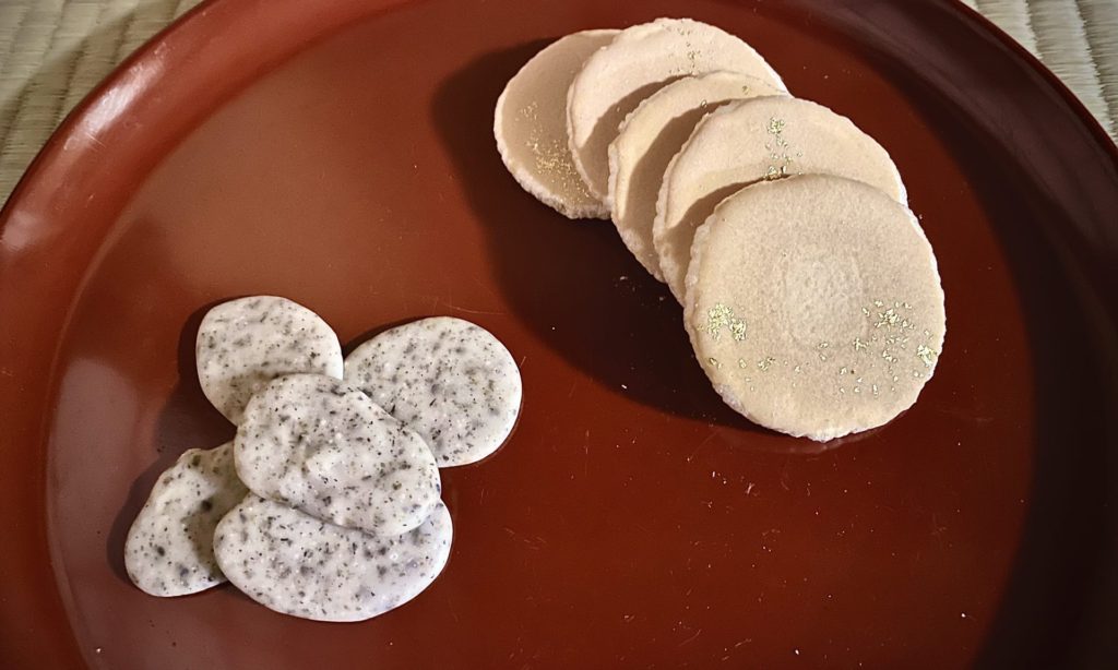 奈良 なら nara 三五夜 三五屋 さんごや sangoya 隠れ家 サロン 茶の湯 茶道 煎茶道 煎茶道体験 煎茶道教室 教室 和の稽古 お稽古 習い事 茶会 月釜 濃茶 各服点て 薄茶 上生菓子 干菓子 和菓子 ほっこり のんびり 奈良の秘密スポット JR奈良 奈良駅 旧奈良駅駅舎 駅前 駅近 徒歩2分 徒歩圏内 古民家 古民家リノベーション 改装 和室 大正レトロ レトロモダン 料亭 茶室 にじり口 小間 広間 座敷 茶事 表千家茶道 表千家茶道教室 古典 奈良市三条町 伝統 茶道具 アフターコロナ 感染予防対策 ワクチン接種済 ワクチン接種証明 香会 雅楽 日本舞踊 個別レッスン 初心者歓迎 更紗 白洲正子 白洲次郎 水晶 古橋尚 長江惣吉 曜変天目 国宝 古筆 古陶磁 陶芸家 加藤春鼎 石 古美術収集家 古美術愛好家 名古屋 手紙 白洲正子によせて 鶴屋八幡 曙会 特別茶会 白洲次郎 古瓦 寺院 仏教美術 小堀遠州 遠州流 掛軸 古筆 古書 茶花 花器 百万塔 香合 大講堂釜 台目棚 即中斎 加藤石春 龍田錦 水指 蓬莱堂茶舗 都の昔 丸久小山園 又玄 濃茶 薄茶 やなぎのにわ京菓子店 麩焼き煎餅 礎石 寒氷 擦り琥珀 すりこはく 松栄堂 松花堂昭乗 中沼左京 興福寺一条院 長闇堂 松屋会記 仏像 瀬戸焼 三州瓦 展覧会 消息 なんでも鑑定団 増田孝 定家様 書体 後水尾天皇 茶道具 直筆原稿 円地文子 源氏物語 修二会 炉縁 松明 東大寺 膳所焼 遠州七窯 狹川明俊 カラスウリ キク ツタ 紅葉 いけばな 迎え花 青衣の女人 小堀鞆音 日本画家 安田靭彦 青柳恵介 水晶の消息 余韻を聞く 中西与三郎 きんとん 和菓子 二上山