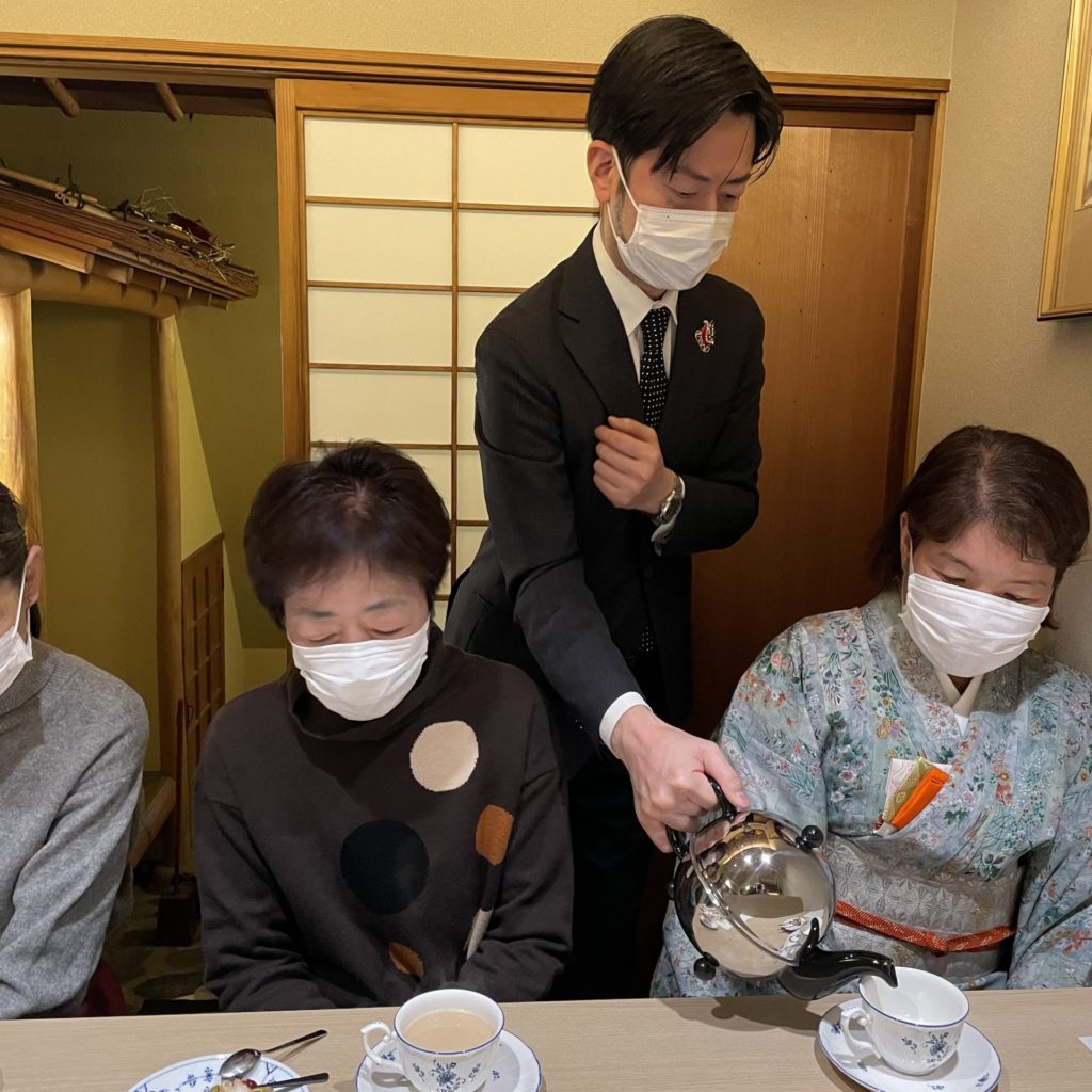 奈良　なら　nara　三五夜　三五屋　さんごや　sangoya　隠れ家　サロン　茶の湯　茶道　煎茶道　煎茶道体験　煎茶道教室　教室　和の稽古　お稽古　習い事　茶会　月釜　濃茶　各服点て　薄茶　上生菓子　干菓子　和菓子　ほっこり　のんびり　奈良の秘密スポット　JR奈良　奈良駅　旧奈良駅駅舎　駅前　駅近　徒歩2分　徒歩圏内　古民家　古民家リノベーション　改装　和室　大正レトロ　レトロモダン　料亭　茶室　にじり口　小間　広間　座敷　茶事　表千家茶道　表千家茶道教室　古典　奈良市三条町　伝統　茶道具　　アフターコロナ　感染予防対策　ワクチン接種済　ワクチン接種証明　　香会　雅楽　日本舞踊　個別レッスン　初心者歓迎　数寄屋袋　お稽古ワンピース　お稽古着　着物　オーダー会　展示会　受注会　受注生産　　外でもおしゃれ　鈴蘭　スズラン　堂後茶道教室　堂後宗邑　ならまち　奈良町　表千家　表千家茶道教室　
月釜　茶会　小寄せ茶会　小間　にじり口　本格的　茶道　茶の湯　茶事　クリスマス　クリスマス茶会　Christmas　青漆爪紅　糸巻棚　クリスマスカラー　水指　宝袋　鈴木松年　茶道具　薄茶器　奈良根来　根来塗　薬壺　奈良道具　和光　ティーストレーナー　奈良一刀彫　白鹿香合　奥田木白　春日若宮おん祭り　老松　茶杓　大徳寺　大慈院　戸田実山　梅ヶ香　鳩居堂　練香　和菓子　上生菓子　寿々屋　瓢箪山　東大阪　いちご大福　苺大福　根来塗　　紅茶　ミルクティー　松村昌也　マリアージュフレール　アンプティプルー　プエールエルメ　リッツカールトン　ケータリング　キャロットケーキ　クリスマスプレゼント　コラボ企画　クリスマスリース　嘉集庵　スワッグ　森川杜園