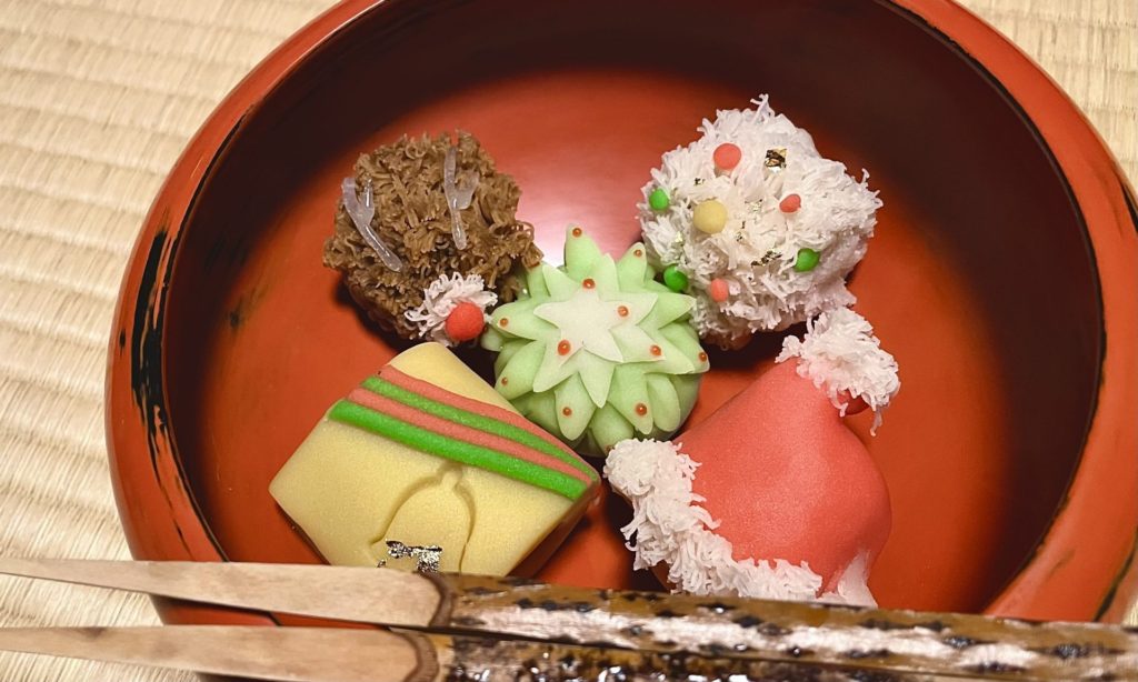 奈良　なら　nara　三五夜　三五屋　さんごや　sangoya　隠れ家　サロン　茶の湯　茶道　煎茶道　煎茶道体験　煎茶道教室　教室　和の稽古　お稽古　習い事　茶会　月釜　濃茶　各服点て　薄茶　上生菓子　干菓子　和菓子　ほっこり　のんびり　奈良の秘密スポット　JR奈良　奈良駅　旧奈良駅駅舎　駅前　駅近　徒歩2分　徒歩圏内　古民家　古民家リノベーション　改装　和室　大正レトロ　レトロモダン　料亭　茶室　にじり口　小間　広間　座敷　茶事　表千家茶道　表千家茶道教室　古典　奈良市三条町　伝統　茶道具　　アフターコロナ　感染予防対策　ワクチン接種済　ワクチン接種証明　　香会　雅楽　日本舞踊　個別レッスン　初心者歓迎　数寄屋袋　お稽古ワンピース　お稽古着　着物　オーダー会　展示会　受注会　受注生産　　外でもおしゃれ　鈴蘭　スズラン　堂後茶道教室　堂後宗邑　ならまち　奈良町　表千家　表千家茶道教室　
月釜　茶会　小寄せ茶会　小間　にじり口　本格的　茶道　茶の湯　茶事　クリスマス　クリスマス茶会　Christmas　青漆爪紅　糸巻棚　クリスマスカラー　水指　宝袋　鈴木松年　茶道具　薄茶器　奈良根来　根来塗　薬壺　奈良道具　和光　ティーストレーナー　奈良一刀彫　白鹿香合　奥田木白　春日若宮おん祭り　老松　茶杓　大徳寺　大慈院　戸田実山　梅ヶ香　鳩居堂　練香　和菓子　上生菓子　寿々屋　瓢箪山　東大阪　いちご大福　苺大福　根来塗　　紅茶　ミルクティー　松村昌也　マリアージュフレール　アンプティプルー　プエールエルメ　リッツカールトン　ケータリング　キャロットケーキ　クリスマスプレゼント　コラボ企画　クリスマスリース　嘉集庵　スワッグ　森川杜園