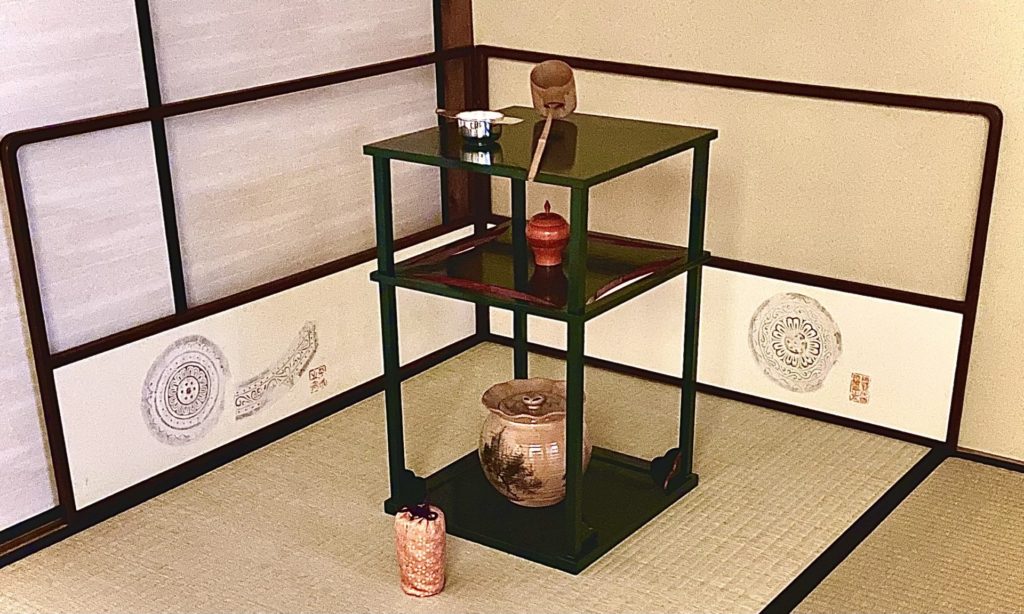 奈良　なら　nara　三五夜　三五屋　さんごや　sangoya　隠れ家　サロン　茶の湯　茶道　煎茶道　煎茶道体験　煎茶道教室　教室　和の稽古　お稽古　習い事　茶会　月釜　濃茶　各服点て　薄茶　上生菓子　干菓子　和菓子　ほっこり　のんびり　奈良の秘密スポット　JR奈良　奈良駅　旧奈良駅駅舎　駅前　駅近　徒歩2分　徒歩圏内　古民家　古民家リノベーション　改装　和室　大正レトロ　レトロモダン　料亭　茶室　にじり口　小間　広間　座敷　茶事　表千家茶道　表千家茶道教室　古典　奈良市三条町　伝統　茶道具　　アフターコロナ　感染予防対策　ワクチン接種済　ワクチン接種証明　　香会　雅楽　日本舞踊　個別レッスン　初心者歓迎　数寄屋袋　お稽古ワンピース　お稽古着　着物　オーダー会　展示会　受注会　受注生産　　外でもおしゃれ　鈴蘭　スズラン　堂後茶道教室　堂後宗邑　ならまち　奈良町　表千家　表千家茶道教室　
月釜　茶会　小寄せ茶会　小間　にじり口　本格的　茶道　茶の湯　茶事　クリスマス　クリスマス茶会　Christmas　青漆爪紅　糸巻棚　クリスマスカラー　水指　宝袋　鈴木松年　茶道具　薄茶器　奈良根来　根来塗　薬壺　奈良道具　和光　ティーストレーナー　奈良一刀彫　白鹿香合　奥田木白　春日若宮おん祭り　老松　茶杓　大徳寺　大慈院　戸田実山　梅ヶ香　鳩居堂　練香　和菓子　上生菓子　寿々屋　瓢箪山　東大阪　いちご大福　苺大福　根来塗　　紅茶　ミルクティー　松村昌也　マリアージュフレール　アンプティプルー　プエールエルメ　リッツカールトン　ケータリング　キャロットケーキ　クリスマスプレゼント　コラボ企画　クリスマスリース　嘉集庵　スワッグ　森川杜園