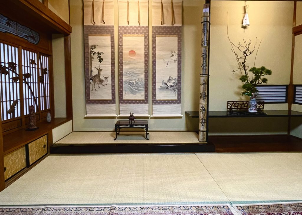 tea tearoom teaceremony　奈良　茶道　体験　nara 三五夜　さんごや　三五屋　茶会　茶室　隠れ家　にじり口　炭　風炉　掛軸　茶道具　JR奈良駅　駅前　月釜　徒歩圏内　奈良県　奈良市　三網田　濃茶　薄茶　続き薄　茶道具　茶道具販売　8月　葉月　八月　　広間　夏　観光　奈良新名所　奈良県　伝統文化　日本文化　少人数制　小寄せ　ゆったり　濃茶　薄茶　各服点て　上生菓子　干菓子　JR奈良駅　駅前　牧田旬加　出張料理人　出張料理　京料理　割烹　カウンター　懐石料理　膳　椀物　一献　料理教室　素麺　そうめん　三輪そうめん　三輪素麺　にゅうめん　柿の葉寿司　　寿司　奈良名産　名産品　奈良土産　食材　地元　月釜　茶会　小寄せ茶会　小間　にじり口　本格的　茶道　茶の湯　茶事　　茶道具　薄茶器　奈良道具　　練香　和菓子　上生菓子　パンプキンプリン　限定カフェ　隠れ家カフェ　予約制　カウンター席　カウンター　パン　抹茶　奈良　なら　nara　三五夜　三五屋　さんごや　sangoya　隠れ家　サロン　茶の湯　茶道　煎茶道　煎茶道体験　煎茶道教室　教室　和の稽古　お稽古　習い事　茶会　月釜　濃茶　各服点て　薄茶　上生菓子　干菓子　和菓子　ほっこり　のんびり　奈良の秘密スポット　JR奈良　奈良駅　旧奈良駅駅舎　駅前　駅近　徒歩2分　徒歩圏内　古民家　古民家リノベーション　改装　和室　大正レトロ　レトロモダン　料亭　茶室　にじり口　小間　広間　座敷　茶事　表千家茶道　表千家茶道教室　古典　奈良市三条町　伝統　茶道具　　アフターコロナ　感染予防対策　ワクチン接種済　ワクチン接種証明　　香会　雅楽　日本舞踊　個別レッスン　初心者歓迎　堂後茶道教室　堂後宗邑　ならまち　奈良町　表千家　表千家茶道教室　 月釜　茶会　小寄せ茶会　小間　にじり口　本格的　茶道　茶の湯　茶事　正午の茶事　茶事教室　寄付き　出会い　蹲踞　蹲　炭点前　初炭　点前　盆香合　タイ王室　羅国　香木　五味六国　沈香　高台寺蒔絵　炉縁　抱清棚　八寸　千鳥　千鳥の盃　懐石料理　本懐石　盃事　大講堂釜　炉　名残　にじり口　牧田旬加　料理人　和食　出張料理　間借り　割烹　台所方　包丁方　料理方　　初釜　雑煮　白味噌雑煮　料亭　美味しい　正月　初詣　奈良の正月　夜咄　二月　冬の茶事 いけばな　生け花　華道　華道教室　いけばな教室　生け花教室　山村御流　円照寺　雲龍梅　ウンリュウバイ　三光松　サンコウマツ　レッドウィロー　椿　ツバキ　つばき　雪月花　五葉松　ゴヨウマツ　千両　千両　梅ズワエ　ずわい　梅　仏手柑　柿　隼人瓜　ハヤトウリ　吉祥草　キッショウソウ　苫朴　生駒敦　生駒瓢　華道家　アーティスト　フラワーワレンジメント　フラワーアーティスト　　正月　新春　初釜　雑煮　お雑煮　白味噌　初詣　春日大社　東大寺　奈良の神社　奈良の寺　令和八年　2026年　午年