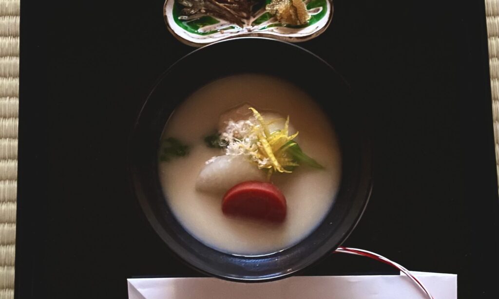 tea tearoom teaceremony　奈良　茶道　体験　nara 三五夜　さんごや　三五屋　茶会　茶室　隠れ家　にじり口　炭　風炉　掛軸　茶道具　JR奈良駅　駅前　月釜　徒歩圏内　奈良県　奈良市　三網田　濃茶　薄茶　続き薄　茶道具　茶道具販売　8月　葉月　八月　　広間　夏　観光　奈良新名所　奈良県　伝統文化　日本文化　少人数制　小寄せ　ゆったり　濃茶　薄茶　各服点て　上生菓子　干菓子　JR奈良駅　駅前　牧田旬加　出張料理人　出張料理　京料理　割烹　カウンター　懐石料理　膳　椀物　一献　料理教室　素麺　そうめん　三輪そうめん　三輪素麺　にゅうめん　柿の葉寿司　　寿司　奈良名産　名産品　奈良土産　食材　地元　月釜　茶会　小寄せ茶会　小間　にじり口　本格的　茶道　茶の湯　茶事　　茶道具　薄茶器　奈良道具　　練香　和菓子　上生菓子　パンプキンプリン　限定カフェ　隠れ家カフェ　予約制　カウンター席　カウンター　パン　抹茶　奈良　なら　nara　三五夜　三五屋　さんごや　sangoya　隠れ家　サロン　茶の湯　茶道　煎茶道　煎茶道体験　煎茶道教室　教室　和の稽古　お稽古　習い事　茶会　月釜　濃茶　各服点て　薄茶　上生菓子　干菓子　和菓子　ほっこり　のんびり　奈良の秘密スポット　JR奈良　奈良駅　旧奈良駅駅舎　駅前　駅近　徒歩2分　徒歩圏内　古民家　古民家リノベーション　改装　和室　大正レトロ　レトロモダン　料亭　茶室　にじり口　小間　広間　座敷　茶事　表千家茶道　表千家茶道教室　古典　奈良市三条町　伝統　茶道具　　アフターコロナ　感染予防対策　ワクチン接種済　ワクチン接種証明　　香会　雅楽　日本舞踊　個別レッスン　初心者歓迎　堂後茶道教室　堂後宗邑　ならまち　奈良町　表千家　表千家茶道教室　 月釜　茶会　小寄せ茶会　小間　にじり口　本格的　茶道　茶の湯　茶事　正午の茶事　茶事教室　寄付き　出会い　蹲踞　蹲　炭点前　初炭　点前　盆香合　タイ王室　羅国　香木　五味六国　沈香　高台寺蒔絵　炉縁　抱清棚　八寸　千鳥　千鳥の盃　懐石料理　本懐石　盃事　大講堂釜　炉　名残　にじり口　牧田旬加　料理人　和食　出張料理　間借り　割烹　台所方　包丁方　料理方　　初釜　雑煮　白味噌雑煮　料亭　美味しい　正月　初詣　奈良の正月　夜咄　二月　冬の茶事 いけばな　生け花　華道　華道教室　いけばな教室　生け花教室　山村御流　円照寺　雲龍梅　ウンリュウバイ　三光松　サンコウマツ　レッドウィロー　椿　ツバキ　つばき　雪月花　五葉松　ゴヨウマツ　千両　千両　梅ズワエ　ずわい　梅　仏手柑　柿　隼人瓜　ハヤトウリ　吉祥草　キッショウソウ　苫朴　生駒敦　生駒瓢　華道家　アーティスト　フラワーワレンジメント　フラワーアーティスト　　正月　新春　初釜　雑煮　お雑煮　白味噌　初詣　春日大社　東大寺　奈良の神社　奈良の寺　令和八年　2026年　午年