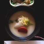 雑煮　白味噌　京風　初詣　癸卯　兎　卯歳　卯　2023年　新年　令和四年　令和年五年　卯年　和室　茶室　にじり口　小間　小寄せ茶会　完全予約制　仕事納め　奈良　なら nara 　奈良市　奈良県　JR奈良　奈良駅　JR沿線　近鉄沿線　駅前　駅近　徒歩2分　古民家　隠れ家　三条通り　徒歩圏内　古都　教室　和の教室　お稽古　習い事　文化教室　和文化　和文化サロン　サロン　茶道教室　茶道　茶の湯　お茶　表千家　表千家茶道教室　週一回　マンツーマン　少人数　予約　予約制　個人レッスン　体験　茶事教室　お稽古茶事　　奈良市三条町　正月　初釜　　牧田旬加　出張料理人　出張料理　京料理　割烹　カウンター　懐石料理　膳　椀物　一献　 高麗卓　中次　真塗大棗　棗濃茶　仕覆　濃茶点前　高台寺蒔絵　菊桐　炉縁　ゆずり葉　結び柳　柳　加茂本阿弥　窓の月　白玉椿　椿　獅子頭　白椿　八重咲き　赤い椿　風炉先　全襖　青龍　白虎　薬師寺　拓本　橋本凝胤　高田好胤　古橋尚　奈良三彩　唐三彩　阿弥陀堂釜　慶溢萬齢