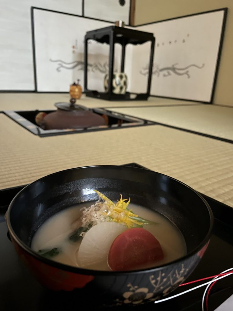 奈良 茶道 体験 nara 三五夜 さんごや 三五屋 茶会 茶室 隠れ家 にじり口 炭 風炉 掛軸 茶道具 JR奈良駅 駅前 月釜 徒歩圏内 奈良県 奈良市 三網田 濃茶 薄茶 続き薄 茶道具 茶道具販売 8月 葉月 八月 広間 夏 観光 奈良新名所 奈良県 伝統文化 日本文化 少人数制 小寄せ ゆったり 濃茶 薄茶 各服点て 上生菓子 干菓子 JR奈良駅 駅前 牧田旬加 出張料理人 出張料理 京料理 割烹 カウンター 懐石料理 膳 椀物 一献 料理教室 素麺 そうめん 三輪そうめん 三輪素麺 にゅうめん 柿の葉寿司 寿司 奈良名産 名産品 奈良土産 食材 地元 月釜 茶会 小寄せ茶会 小間 にじり口 本格的 茶道 茶の湯 茶事 茶道具 薄茶器 奈良道具 練香 和菓子 上生菓子 パンプキンプリン 限定カフェ 隠れ家カフェ 予約制 カウンター席 カウンター パン 抹茶 奈良 なら nara 三五夜 三五屋 さんごや sangoya 隠れ家 サロン 茶の湯 茶道 煎茶道 煎茶道体験 煎茶道教室 教室 和の稽古 お稽古 習い事 茶会 月釜 濃茶 各服点て 薄茶 上生菓子 干菓子 和菓子 ほっこり のんびり 奈良の秘密スポット JR奈良 奈良駅 旧奈良駅駅舎 駅前 駅近 徒歩2分 徒歩圏内 古民家 古民家リノベーション 改装 和室 大正レトロ レトロモダン 料亭 茶室 にじり口 小間 広間 座敷 茶事 表千家茶道 表千家茶道教室 古典 奈良市三条町 伝統 茶道具 アフターコロナ 感染予防対策 ワクチン接種済 ワクチン接種証明 香会 雅楽 日本舞踊 個別レッスン 初心者歓迎 堂後茶道教室 堂後宗邑 ならまち 奈良町 表千家 表千家茶道教室 月釜 茶会 小寄せ茶会 小間 にじり口 本格的 茶道 茶の湯 茶事 正午の茶事 茶事教室 寄付き 出会い 蹲踞 蹲 炭点前 初炭 点前 盆香合 タイ王室 羅国 香木 五味六国 沈香 高台寺蒔絵 炉縁 抱清棚 八寸 千鳥 千鳥の盃 懐石料理 本懐石 盃事 大講堂釜 炉 名残 にじり口 牧田旬加 料理人 和食 出張料理 間借り 割烹 台所方 包丁方 料理方 初釜 雑煮 白味噌雑煮 料亭 美味しい 正月 初詣 奈良の正月 夜咄 二月 冬の茶事 いけばな 生け花 華道 華道教室 いけばな教室 生け花教室 山村御流 円照寺 雲龍梅 ウンリュウバイ 三光松 サンコウマツ レッドウィロー 椿 ツバキ つばき 雪月花 五葉松 ゴヨウマツ 千両 千両 梅ズワエ ずわい 梅 仏手柑 柿 隼人瓜 ハヤトウリ 吉祥草 キッショウソウ 苫朴 生駒敦 生駒瓢 華道家 アーティスト フラワーワレンジメント フラワーアーティスト 令和六年 2024年 正月 新春 初釜 雑煮 お雑煮 白味噌 初詣 春日大社 東大寺 奈良の神社 奈良の寺