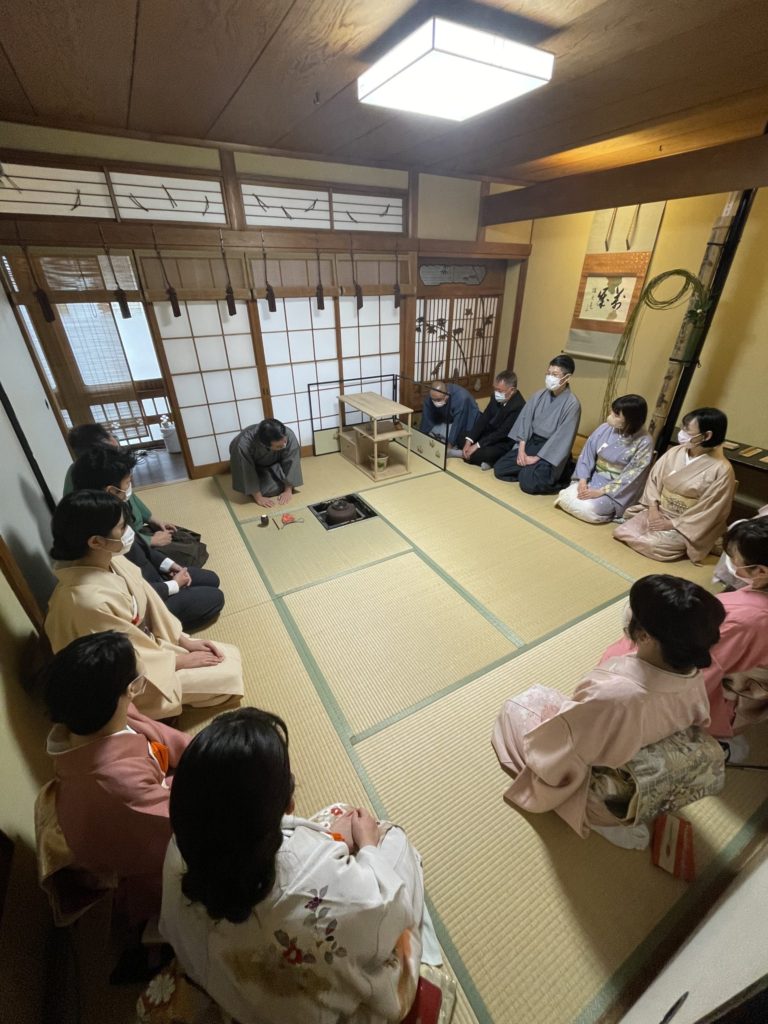 雑煮 白味噌 京風 初詣 癸卯 兎 卯歳 卯 2023年 新年 令和四年 令和年五年 卯年 和室 茶室 にじり口 小間 小寄せ茶会 完全予約制 仕事納め 奈良 なら nara 奈良市 奈良県 JR奈良 奈良駅 JR沿線 近鉄沿線 駅前 駅近 徒歩2分 古民家 隠れ家 三条通り 徒歩圏内 古都 教室 和の教室 お稽古 習い事 文化教室 和文化 和文化サロン サロン 茶道教室 茶道 茶の湯 お茶 表千家 表千家茶道教室 週一回 マンツーマン 少人数 予約 予約制 個人レッスン 体験 茶事教室 お稽古茶事 奈良市三条町 正月 初釜 京料理 割烹 カウンター 懐石料理 膳 椀物 一献 高麗卓 中次 真塗大棗 棗濃茶 仕覆 濃茶点前 四君子蒔絵 四君子 蘭 菊 梅 竹 炉縁 ゆずり葉 結び柳 柳 加茂本阿弥 窓の月 白玉椿 椿 獅子頭 白椿 八重咲き 赤い椿 風炉先 而妙斎好み 桐 掛軸 兼中斎 古橋尚 住吉大社 住吉蒔絵 平棗 膳所焼 肩衝 袋棚 志野棚 香道具 本田屋 味噌 萬林堂 花びら餅 主菓子 干菓子 堂後茶道教室 堂後宗邑 いそじ 仕出し 木津川市 二月堂 松明 お水取り 床柱 干支香合 龍村美術織物 古帛紗 出袱紗 波兎雪輪文 仕覆 仕立て ひめゆり 初釜 新年会
