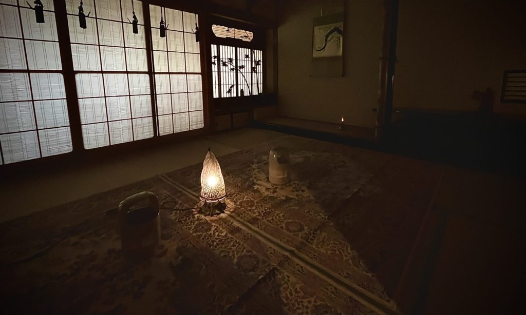 趣向茶会 しゅこう 月釜 茶会 小寄せ茶会 小間 にじり口 本格的 茶道 茶の湯 茶事 茶道具 薄茶器 奈良道具 練釜 茶会 小寄せ茶会 小間 にじり口 本格的 茶道 茶の湯 茶事 茶道具 薄茶器 奈良道具 奈良 なら nara 奈良市 奈良県 三五夜 三五屋 さんごや sangoya 古民家 日本家屋 隠れ家 茶室 いじり口 小間 広間 月釜 茶会 お茶会 イベント 冬の奈良 奈良観光 お茶 茶の湯 抹茶 茶道教室 表千家 流派問わず 事前予約制 完全予約制 小寄せ茶会 大寄せ茶会 中止 座敷 書院 付書院 床の間 八畳間 書院の茶 武家茶道 古美術 骨董 アンティーク 茶道具 古美術店 骨董店 茶道具店 買取り 畳 釣り釜 濃茶 薄茶 上生菓子 和菓子 干菓子 稽古 貸出し 貸スペース 貸教室 JR奈良 徒歩2分 奈良市三条町 三網田 障子 雪見障子 村田珠光 奈良お茶 イベント おくた 樫舎 さろん salon 茶論 中川政七商店 ゆうなかがわ 遊中川 春の奈良
茶事 茶事教室 お茶事 萬々堂 牧田旬加 茶事 正午の茶事 茶事教室 寄付き 出会い 蹲踞 蹲 炭点前 初炭 点前 盆香合 タイ王室 羅国 香木 五味六国 沈香 高台寺蒔絵 炉縁 抱清棚 八寸 千鳥 千鳥の盃 懐石料理 本懐石 盃事 大講堂釜 炉 名残 にじり口 牧田旬加 料理人 和食 出張料理 間借り 割烹 台所方 包丁方 料理方 夜咄 手燭 手燭交換 寄付 出会い 煙草盆 ランプ 灯り 蝋燭 手焙 燈籠 灯ろう 四つ碗 膳 数江瓢鮎子 柿伝 貝寄せ和え物 こごみ かぶら 汁椀 ふきのとう 蛸 蕗のとう 八寸 烏賊の酒とう 強肴 奈良町家シンポジウム 奈良町にぎわいの家 竹 雀瓦 堂後宗邑 堂後茶道教室 表千家 表千家茶道 表千家茶道教室
表千家教授