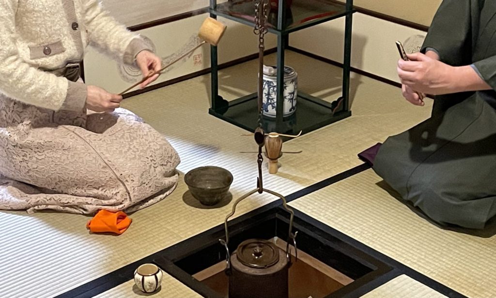 桐浴邦夫 趣向茶会 しゅこう 月釜 茶会 小寄せ茶会 小間 にじり口 本格的 茶道 茶の湯 茶事 茶道具 薄茶器 奈良道具 練釜 茶会 小寄せ茶会 小間 にじり口 本格的 茶道 茶の湯 茶事 茶道具 薄茶器 奈良道具 奈良 なら nara 奈良市 奈良県 三五夜 三五屋 さんごや sangoya 古民家 日本家屋 隠れ家 茶室 いじり口 小間 広間 月釜 茶会 お茶会 イベント 冬の奈良 奈良観光 お茶 茶の湯 抹茶 茶道教室 表千家 流派問わず 事前予約制 完全予約制 小寄せ茶会 大寄せ茶会 中止 座敷 書院 付書院 床の間 八畳間 書院の茶 武家茶道 古美術 骨董 アンティーク 茶道具 古美術店 骨董店 茶道具店 買取り 畳 釣り釜 濃茶 薄茶 上生菓子 和菓子 干菓子 稽古 貸出し 貸スペース 貸教室 JR奈良 徒歩2分 奈良市三条町 三網田 障子 雪見障子 珠光茶会 珠光 村田珠光 奈良お茶 イベント 椿餅 おくた 樫舎 さろん salon 茶論 中川政七商店 ゆうなかがわ 遊中川 桐浴邦夫 京都建築専門学校副校長 建築史家 奈良町にぎわいの家 奈良町家シンポジウム 茶室見学ツアー 奈良市伝統文化いきいき実行委員会 ならまちセンター 講演会 パネルディスカッション きたまち 高畑 古梅園 NIPPONIAHOTEL奈良町 森家住宅 乾家 西村邸 高林寺 藤岡家 IINAハウス 山賀家 十輪院 今西家書院 景竹亭 伊六庵 元興寺 佐埜家 奈良町からくりおもちゃ館 セトレならまち 奈良県猿沢イン ならまち格子の家 奈良町情報館 数寄屋造り 大和茶 称名寺 奈良町のお茶室拝見記 奈良町家 茶庭 庭 坪庭 ならまちセンター 茶道教室 表千家 表千家茶道教室 教室 お稽古 お稽古場 習い事 和の習い事 和のお稽古 伝統文化 堂後茶道教室 堂後宗邑 表千家教授 堂後先生 山村御流 華道 いけばな 生け花 華道教室 生け花教室 いけばな教室 旬枝を生ける 生駒敦 生駒先生 山村 生駒瓢泉 壺中天 生駒瓢曄 フラワーアーティスト 華道家 生け込み 空間デザイン デザイナー 個展