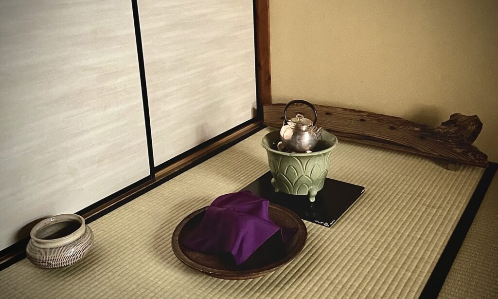 大観茶論 茶論 中川政七商店 ならまち 徽宗 皇帝 お茶 白茶 龍団 餅茶 茶史 歴史 宋代 宋代喫茶 喫茶 サロン ワークショップ イベント 中国 中国茶 奈良 なら nara いまならキャンペーン いまならキャンベーン2022 gotoトラベル 旅行 観光 奈良観光 奈良旅 奈良市 奈良駅 jr奈良 駅前 駅近く 徒歩2分 隠れ家 古民家 茶室 さんごや 三五夜 sangoya 茶道 茶の湯 お茶 煎茶道 茶会 月釜 三五夜月釜 特別茶会 特別 夏の奈良 夏建具 簀戸 表千家 表千家茶道教室 教室 お稽古 習い事 茶道教室 茶道 和菓子 濃茶 薄茶 各服 展示 苔庭 庭 坪庭 庭師 蹲 つくばい 茶庭 瓶掛け 銀瓶 盆略 お盆点て 略点前 小鹿田焼 建水 黄檗山 盆 禅堂 結界 風炉先屏風 一文字 青磁 蓮弁 鶴屋八幡 竿物 和菓子 菓子 瀧ツ瀬 水無月 夏越しの祓 SAVVY 京阪神エルマガジン社 エルマガジン お茶特集 柏三葉 元田中 飲茶 茶房 三五夜 煎茶体験 マンツーマン レッスン class プライベートサロン