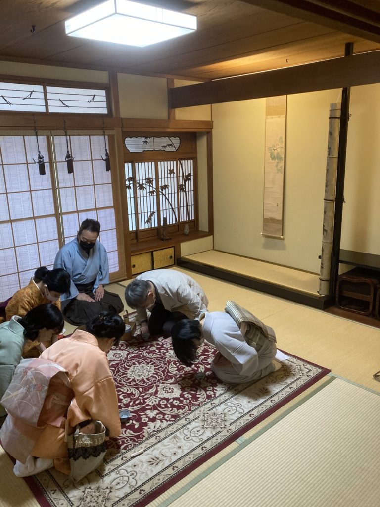 奈良 なら nara 奈良市 奈良駅 JR奈良 駅前 駅近 徒歩2分 三条町 三五夜 さんごや sangoya 古民家 日本家屋 茶室 茶道 茶の湯 月釜 三五夜月釜 茶会 華道 華道教室 いけばな 生花 いけ花 カフェ 茶房 厨房 レンタルキッチン シェアキッチン 出張料理人 フリーランス 料理人 バーテンダー パティシエ 募集中 人材募集 見学 下見 レンタル茶室 カウンター 堂後茶道教室 堂後宗邑 表千家 表千家茶道教室 茶事教室 茶事稽古 軸飾り 飾り物五箇条 壺飾り 茶入れ飾り 茶杓飾り 茶碗飾り 名物 茶道具 伏見宮 貞清親王 江戸時代 短冊 時鳥 ほととぎす ホトトギス 初座 後座 中立 銅鑼 小間 蹲 後炭 濃茶 薄茶 一保堂 丸久小山園 抹茶 煎茶 奈良観光 奈良の隠れ家