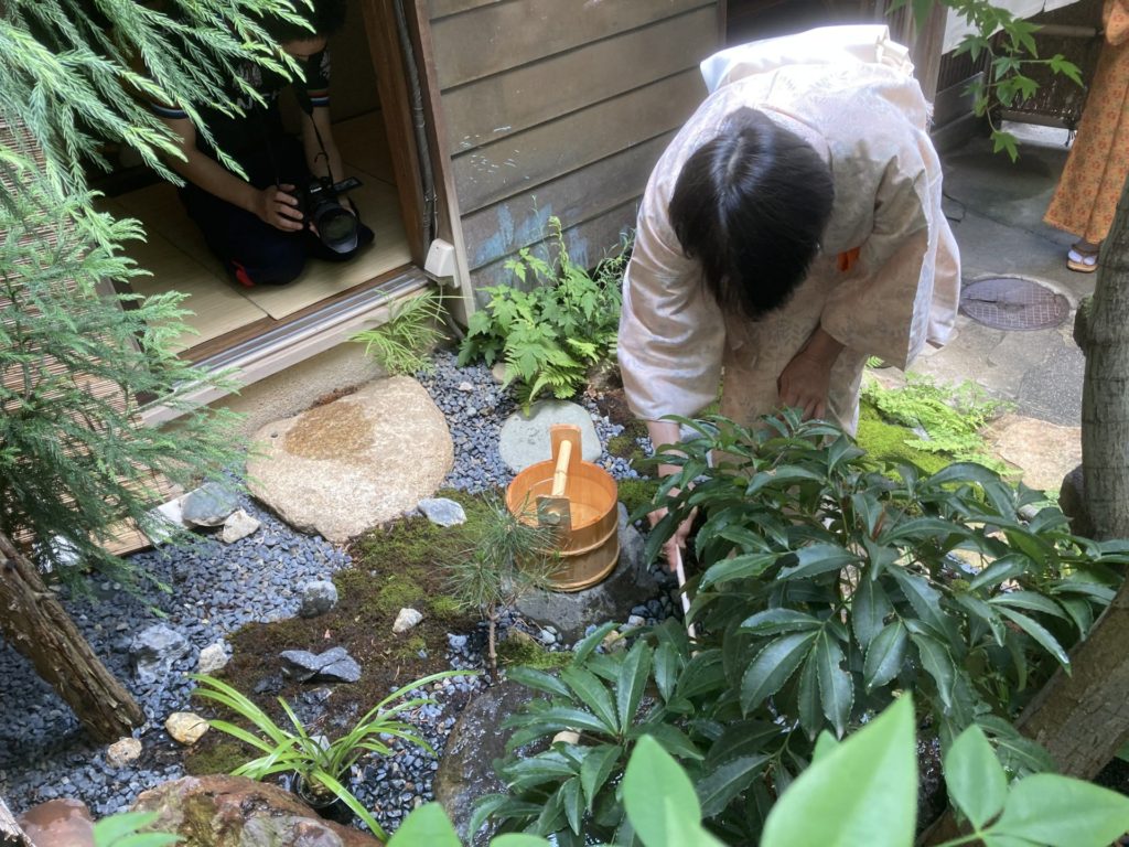 奈良 なら nara 奈良市 奈良駅 JR奈良 駅前 駅近 徒歩2分 三条町 三五夜 さんごや sangoya 古民家 日本家屋 茶室 茶道 茶の湯 月釜 三五夜月釜 茶会 華道 華道教室 いけばな 生花 いけ花 カフェ 茶房 厨房 レンタルキッチン シェアキッチン 出張料理人 フリーランス 料理人 バーテンダー パティシエ 募集中 人材募集 見学 下見 レンタル茶室 カウンター 堂後茶道教室 堂後宗邑 表千家 表千家茶道教室 茶事教室 茶事稽古 軸飾り 飾り物五箇条 壺飾り 茶入れ飾り 茶杓飾り 茶碗飾り 名物 茶道具 伏見宮 貞清親王 江戸時代 短冊 時鳥 ほととぎす ホトトギス 初座 後座 中立 銅鑼 小間 蹲 後炭 濃茶 薄茶 一保堂 丸久小山園 抹茶 煎茶 奈良観光 奈良の隠れ家
