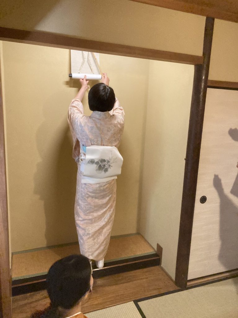 奈良 なら nara 奈良市 奈良駅 JR奈良 駅前 駅近 徒歩2分 三条町 三五夜 さんごや sangoya 古民家 日本家屋 茶室 茶道 茶の湯 月釜 三五夜月釜 茶会 華道 華道教室 いけばな 生花 いけ花 カフェ 茶房 厨房 レンタルキッチン シェアキッチン 出張料理人 フリーランス 料理人 バーテンダー パティシエ 募集中 人材募集 見学 下見 レンタル茶室 カウンター 堂後茶道教室 堂後宗邑 表千家 表千家茶道教室 茶事教室 茶事稽古 軸飾り 飾り物五箇条 壺飾り 茶入れ飾り 茶杓飾り 茶碗飾り 名物 茶道具 伏見宮 貞清親王 江戸時代 短冊 時鳥 ほととぎす ホトトギス 初座 後座 中立 銅鑼 小間 蹲 後炭 濃茶 薄茶 一保堂 丸久小山園 抹茶 煎茶 奈良観光 奈良の隠れ家