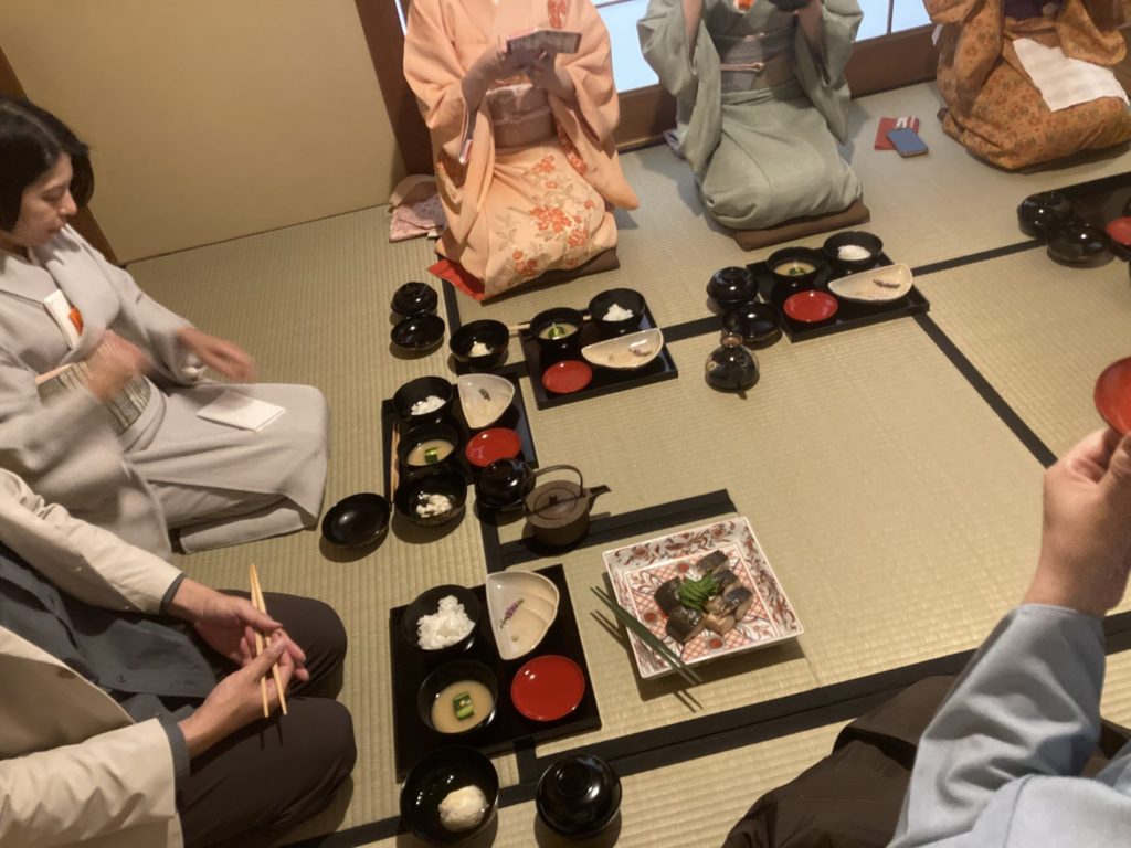 奈良 なら nara 奈良市 奈良駅 JR奈良 駅前 駅近 徒歩2分 三条町 三五夜 さんごや sangoya 古民家 日本家屋 茶室 茶道 茶の湯 月釜 三五夜月釜 茶会 華道 華道教室 いけばな 生花 いけ花 カフェ 茶房 厨房 レンタルキッチン シェアキッチン 出張料理人 フリーランス 料理人 バーテンダー パティシエ 募集中 人材募集 見学 下見 レンタル茶室 カウンター 堂後茶道教室 堂後宗邑 表千家 表千家茶道教室 茶事教室 茶事稽古 軸飾り 飾り物五箇条 壺飾り 茶入れ飾り 茶杓飾り 茶碗飾り 名物 茶道具 伏見宮 貞清親王 江戸時代 短冊 時鳥 ほととぎす ホトトギス 初座 後座 中立 銅鑼 小間 蹲 後炭 濃茶 薄茶 一保堂 丸久小山園 抹茶 煎茶 奈良観光 奈良の隠れ家
