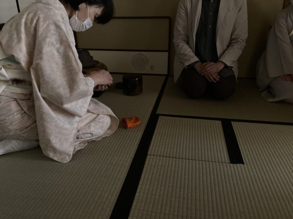奈良 なら nara 奈良市 奈良駅 JR奈良 駅前 駅近 徒歩2分 三条町 三五夜 さんごや sangoya 古民家 日本家屋 茶室 茶道 茶の湯 月釜 三五夜月釜 茶会 華道 華道教室 いけばな 生花 いけ花 カフェ 茶房 厨房 レンタルキッチン シェアキッチン 出張料理人 フリーランス 料理人 バーテンダー パティシエ 募集中 人材募集 見学 下見 レンタル茶室 カウンター 堂後茶道教室 堂後宗邑 表千家 表千家茶道教室 茶事教室 茶事稽古 軸飾り 飾り物五箇条 壺飾り 茶入れ飾り 茶杓飾り 茶碗飾り 名物 茶道具 伏見宮 貞清親王 江戸時代 短冊 時鳥 ほととぎす ホトトギス 初座 後座 中立 銅鑼 小間 蹲 後炭 濃茶 薄茶 一保堂 丸久小山園 抹茶 煎茶 奈良観光 奈良の隠れ家