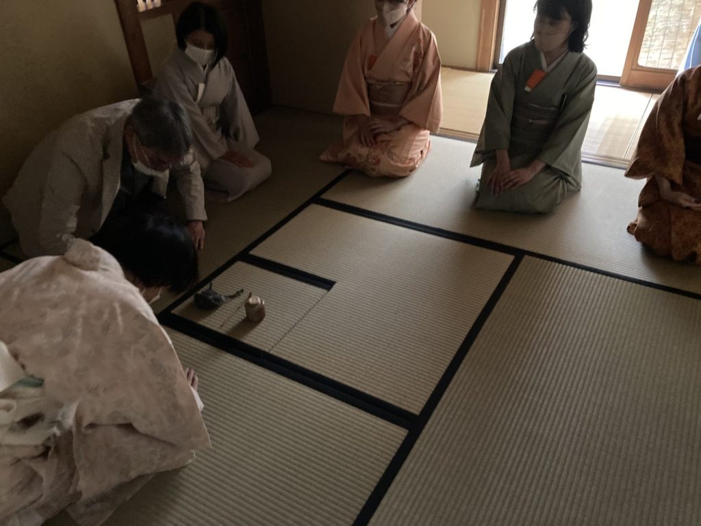 奈良 なら nara 奈良市 奈良駅 JR奈良 駅前 駅近 徒歩2分 三条町 三五夜 さんごや sangoya 古民家 日本家屋 茶室 茶道 茶の湯 月釜 三五夜月釜 茶会 華道 華道教室 いけばな 生花 いけ花 カフェ 茶房 厨房 レンタルキッチン シェアキッチン 出張料理人 フリーランス 料理人 バーテンダー パティシエ 募集中 人材募集 見学 下見 レンタル茶室 カウンター 堂後茶道教室 堂後宗邑 表千家 表千家茶道教室 茶事教室 茶事稽古 軸飾り 飾り物五箇条 壺飾り 茶入れ飾り 茶杓飾り 茶碗飾り 名物 茶道具 伏見宮 貞清親王 江戸時代 短冊 時鳥 ほととぎす ホトトギス 初座 後座 中立 銅鑼 小間 蹲 後炭 濃茶 薄茶 一保堂 丸久小山園 抹茶 煎茶 奈良観光 奈良の隠れ家