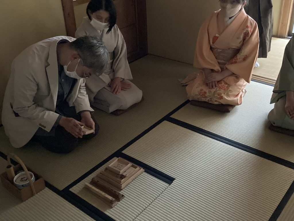 奈良 なら nara 奈良市 奈良駅 JR奈良 駅前 駅近 徒歩2分 三条町 三五夜 さんごや sangoya 古民家 日本家屋 茶室 茶道 茶の湯 月釜 三五夜月釜 茶会 華道 華道教室 いけばな 生花 いけ花 カフェ 茶房 厨房 レンタルキッチン シェアキッチン 出張料理人 フリーランス 料理人 バーテンダー パティシエ 募集中 人材募集 見学 下見 レンタル茶室 カウンター 堂後茶道教室 堂後宗邑 表千家 表千家茶道教室 茶事教室 茶事稽古 軸飾り 飾り物五箇条 壺飾り 茶入れ飾り 茶杓飾り 茶碗飾り 名物 茶道具 伏見宮 貞清親王 江戸時代 短冊 時鳥 ほととぎす ホトトギス 初座 後座 中立 銅鑼 小間 蹲 後炭 濃茶 薄茶 一保堂 丸久小山園 抹茶 煎茶 奈良観光 奈良の隠れ家