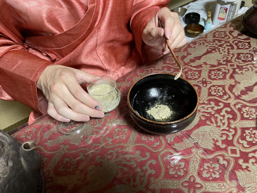 大観茶論 茶論 中川政七商店 ならまち 徽宗 皇帝 お茶 白茶 龍団 餅茶 茶史 歴史 宋代 宋代喫茶 喫茶 サロン ワークショップ イベント 中国 中国茶 奈良 なら nara いまならキャンペーン いまならキャンベーン2022 gotoトラベル 旅行 観光 奈良観光 奈良旅 奈良市 奈良駅 jr奈良 駅前 駅近く 徒歩2分 隠れ家 古民家 茶室 さんごや 三五夜 sangoya 茶道 茶の湯 お茶 煎茶道 茶会 月釜 三五夜月釜 特別茶会 特別 夏の奈良 夏建具 簀戸 表千家 表千家茶道教室 教室 お稽古 習い事 茶道教室 茶道 和菓子 濃茶 薄茶 各服 展示 苔庭 庭 坪庭 庭師 蹲 つくばい 茶庭 瓶掛け 銀瓶 盆略 お盆点て 略点前 小鹿田焼 建水 黄檗山 盆 禅堂 結界 風炉先屏風 一文字 青磁 蓮弁 鶴屋八幡 竿物 和菓子 菓子 瀧ツ瀬 水無月 夏越しの祓 SAVVY 京阪神エルマガジン社 エルマガジン お茶特集 柏三葉 元田中 飲茶 茶房 三五夜 煎茶体験 マンツーマン レッスン class プライベートサロン
