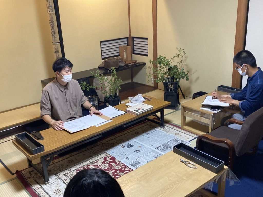 奈良 なら nara 奈良市 奈良駅 JR奈良 駅前 駅近 徒歩2分 三条町 三五夜 さんごや sangoya 古民家 日本家屋 茶室 茶道 茶の湯 月釜 三五夜月釜 茶会 華道 華道教室 いけばな 生花 いけ花 生駒敦 フラワーアーティスト フラワーデザイン いけばな教室 少人数制 予約制 ワークショップ 枝物 枝 枝物のある暮らし いけ花のある暮らし 習い事 お稽古 月1回 会費制 花会 和のお稽古 伝統文化 伝統芸能 ふふ奈良 セトレならまち 彩花 生け込み お花 夏ハゼ ナツハゼ なつはぜ 櫨 ウリバ ウリバカエデ 京かのこ 京鹿子 キョウカノコ シモツケ センダイハギ 花瓶 瓶花 瓶華 奈良のいけばな 流派 花展 カウンター カフェ 一華開五葉 中宮寺 日野西光尊 尼門跡 中宮寺御流 華道 山村御流 生駒瓢泉 壺中天 ドウダンツツジ ヤマブキショウマ オカトラノオ