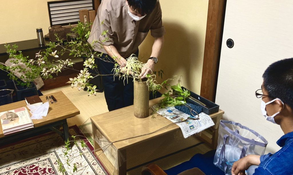 奈良 なら nara 奈良市 奈良駅 JR奈良 駅前 駅近 徒歩2分 三条町 三五夜 さんごや sangoya 古民家 日本家屋 茶室 茶道 茶の湯 月釜 三五夜月釜 茶会 華道 華道教室 いけばな 生花 いけ花 生駒敦 フラワーアーティスト フラワーデザイン いけばな教室 少人数制 予約制 ワークショップ 枝物 枝 枝物のある暮らし いけ花のある暮らし 習い事 お稽古 月1回 会費制 花会 和のお稽古 伝統文化 伝統芸能 ふふ奈良 セトレならまち 彩花 生け込み お花 夏ハゼ ナツハゼ なつはぜ 櫨 ウリバ ウリバカエデ 京かのこ 京鹿子 キョウカノコ シモツケ センダイハギ 花瓶 瓶花 瓶華 奈良のいけばな 流派 花展 カウンター カフェ 一華開五葉 中宮寺 日野西光尊 尼門跡 中宮寺御流 華道 山村御流 生駒瓢泉 壺中天 ドウダンツツジ ヤマブキショウマ オカトラノオ