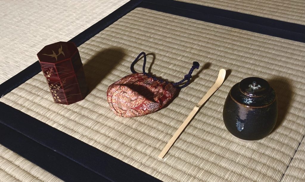 奈良 なら nara 奈良市 奈良県 奈良観光 夏の奈良 いまなら いまならキャンペーン いまならキャンペーン2022プラス いまなら。地域クーポン クーポン 利用可能 jr奈良 奈良駅 近鉄奈良 駅前 駅近く 徒歩2分 古民家 茶室 隠れ家 三五夜 さんごや sangoya 茶道 茶の湯 お茶 茶会 三五夜月釜 月釜 小寄せ茶会 予約制 少人数 カウンター 茶房 カフェ 和風 和カフェ 濃茶 各服点て 薄茶 上生菓子 干菓子 風炉 小間 四畳半 限定 なら燈花会 2022 ならまち遊歩 ぐれーとさまぁーふぇすた 猿沢池 ならまち 奈良公園 春日大社 中元万燈籠 回廊 燈籠 石燈籠 天平祭 平城宮跡 天平たなばた祭り 天平七夕行列 天平衣装 夜の奈良 奈良散策 夜 夏の夜 夏の夜の夢 税所敦子 明治の紫式部 楓内侍 明治天皇 昭憲皇太后 掛け軸 表具 一文字 中回し 大和表装 表装 短歌 和歌 夕立 高橋正風 千草有功 床の間 宮中御歌所 歌人 続き薄 表千家 拝見 茶道具 茶入 茶杓 仕覆 薄茶器 黒薩摩 龍門司焼 松江 月照寺 井伊宗観 井伊直弼 十二カ月棗 八月 萩 雁 八角中次 中次