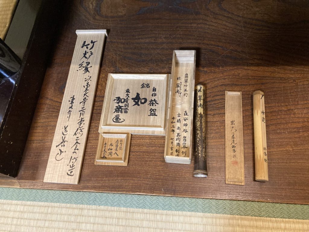 奈良 なら nara 三五夜 三五屋 さんごや sangoya 隠れ家 サロン 茶の湯 茶道 煎茶道 煎茶道体験 煎茶道教室 教室 和の稽古 お稽古 習い事 茶会 月釜 濃茶 各服点て 薄茶 上生菓子 干菓子 和菓子 ほっこり のんびり 奈良の秘密スポット JR奈良 奈良駅 旧奈良駅駅舎 駅前 駅近 徒歩2分 徒歩圏内 古民家 古民家リノベーション 改装 和室 大正レトロ レトロモダン 料亭 茶室 にじり口 小間 広間 座敷 茶事 表千家茶道 表千家茶道教室 古典 奈良市三条町 伝統 茶道具 アフターコロナ 感染予防対策 ワクチン接種済 ワクチン接種証明 香会 雅楽 日本舞踊 個別レッスン 初心者歓迎 更紗 白洲正子 白洲次郎 水晶 古橋尚 長江惣吉 曜変天目 国宝 古筆 古陶磁 陶芸家 加藤春鼎 石 古美術収集家 古美術愛好家 名古屋 手紙 白洲正子によせて 鶴屋八幡 曙会 特別茶会 白洲次郎 古瓦 寺院 仏教美術 小堀遠州 遠州流 掛軸 古筆 古書 茶花 花器 百万塔 香合 大講堂釜 台目棚 即中斎 加藤石春 龍田錦 水指 蓬莱堂茶舗 都の昔 丸久小山園 又玄 濃茶 薄茶 やなぎのにわ京菓子店 麩焼き煎餅 礎石 寒氷 擦り琥珀 すりこはく 松栄堂 松花堂昭乗 中沼左京 興福寺一条院 長闇堂 松屋会記 仏像 瀬戸焼 三州瓦 展覧会 消息 なんでも鑑定団 増田孝 定家様 書体 後水尾天皇 茶道具 直筆原稿 円地文子 源氏物語 修二会 炉縁 松明 東大寺 膳所焼 遠州七窯 狹川明俊 カラスウリ キク ツタ 紅葉 いけばな 迎え花 青衣の女人 小堀鞆音 日本画家 安田靭彦 青柳恵介 水晶の消息 余韻を聞く 中西与三郎 きんとん 和菓子 二上山