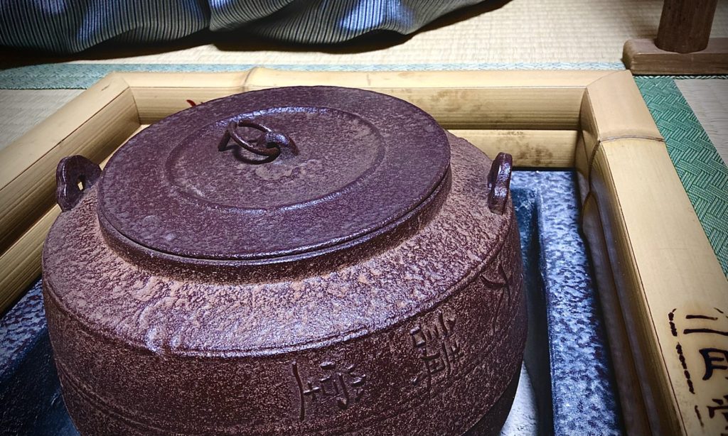 奈良 なら nara 三五夜 三五屋 さんごや sangoya 隠れ家 サロン 茶の湯 茶道 煎茶道 煎茶道体験 煎茶道教室 教室 和の稽古 お稽古 習い事 茶会 月釜 濃茶 各服点て 薄茶 上生菓子 干菓子 和菓子 ほっこり のんびり 奈良の秘密スポット JR奈良 奈良駅 旧奈良駅駅舎 駅前 駅近 徒歩2分 徒歩圏内 古民家 古民家リノベーション 改装 和室 大正レトロ レトロモダン 料亭 茶室 にじり口 小間 広間 座敷 茶事 表千家茶道 表千家茶道教室 古典 奈良市三条町 伝統 茶道具 アフターコロナ 感染予防対策 ワクチン接種済 ワクチン接種証明 香会 雅楽 日本舞踊 個別レッスン 初心者歓迎 更紗 白洲正子 白洲次郎 水晶 古橋尚 長江惣吉 曜変天目 国宝 古筆 古陶磁 陶芸家 加藤春鼎 石 古美術収集家 古美術愛好家 名古屋 手紙 白洲正子によせて 鶴屋八幡 曙会 特別茶会 白洲次郎 古瓦 寺院 仏教美術 小堀遠州 遠州流 掛軸 古筆 古書 茶花 花器 百万塔 香合 大講堂釜 台目棚 即中斎 加藤石春 龍田錦 水指 蓬莱堂茶舗 都の昔 丸久小山園 又玄 濃茶 薄茶 やなぎのにわ京菓子店 麩焼き煎餅 礎石 寒氷 擦り琥珀 すりこはく 松栄堂 松花堂昭乗 中沼左京 興福寺一条院 長闇堂 松屋会記 仏像 瀬戸焼 三州瓦 展覧会 消息 なんでも鑑定団 増田孝 定家様 書体 後水尾天皇 茶道具 直筆原稿 円地文子 源氏物語 修二会 炉縁 松明 東大寺 膳所焼 遠州七窯 狹川明俊 カラスウリ キク ツタ 紅葉 いけばな 迎え花 青衣の女人 小堀鞆音 日本画家 安田靭彦 青柳恵介 水晶の消息 余韻を聞く 中西与三郎 きんとん 和菓子 二上山