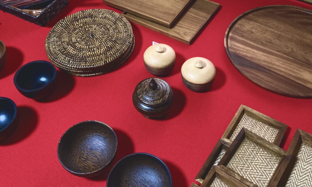 奈良　なら　nara　三五夜　三五屋　さんごや　sangoya　隠れ家　サロン　茶の湯　茶道　煎茶道　煎茶道体験　煎茶道教室　教室　和の稽古　お稽古　習い事　茶会　月釜　濃茶　各服点て　薄茶　上生菓子　干菓子　和菓子　ほっこり　のんびり　奈良の秘密スポット　JR奈良　奈良駅　旧奈良駅駅舎　駅前　駅近　徒歩2分　徒歩圏内　古民家　古民家リノベーション　改装　和室　大正レトロ　レトロモダン　料亭　茶室　にじり口　小間　広間　座敷　茶事　表千家茶道　表千家茶道教室　古典　奈良市三条町　伝統　茶道具　　アフターコロナ　感染予防対策　ワクチン接種済　ワクチン接種証明　　香会　雅楽　日本舞踊　個別レッスン　初心者歓迎　数寄屋袋　お稽古ワンピース　お稽古着　着物　オーダー会　展示会　受注会　受注生産　　外でもおしゃれ　鈴蘭　スズラン　堂後茶道教室　堂後宗邑　ならまち　奈良町　表千家　表千家茶道教室　洋菓子　焼き菓子　パンプキンプリン　限定カフェ　隠れ家カフェ　予約制　カウンター席　カウンター　パン　抹茶に合う　お菓子　タイ　タイ雑貨　見立て　茶道具　竹編みバック　スンコロク　宋胡録　スワンカーロク　香合　花入　セラドン焼　青蝶院　神戸　南京町　タイマッサージ　敷物　タイシルク　お盆　ヤシの実　入れ物　箱　