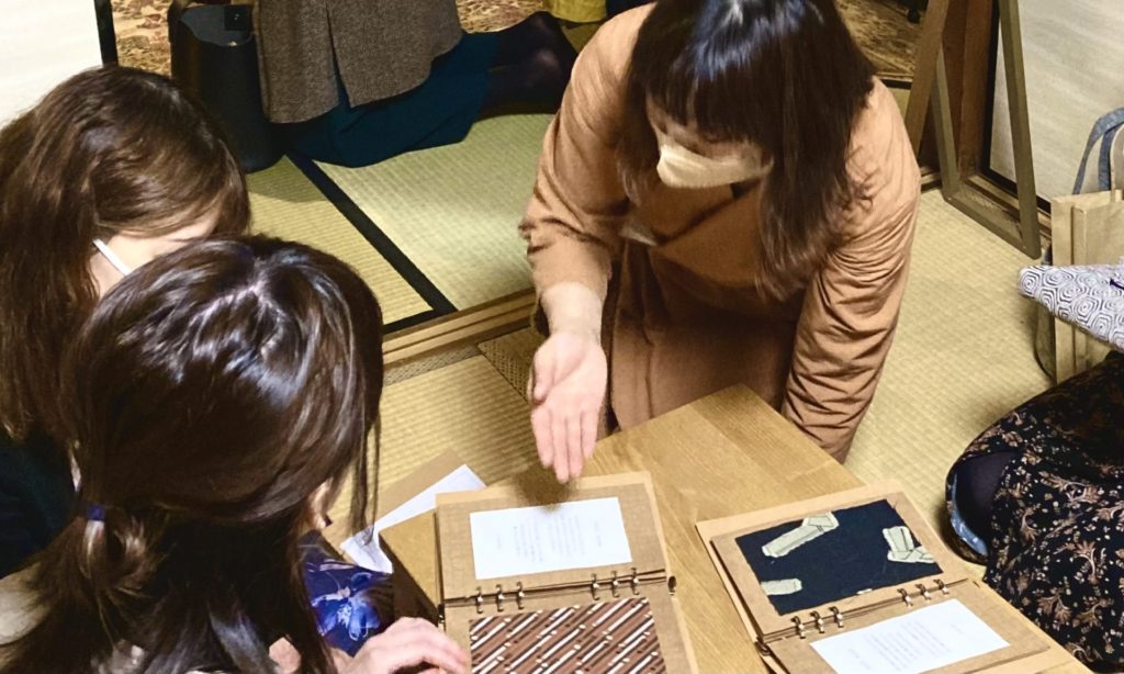 奈良　なら　nara　三五夜　三五屋　さんごや　sangoya　隠れ家　サロン　茶の湯　茶道　煎茶道　煎茶道体験　煎茶道教室　教室　和の稽古　お稽古　習い事　茶会　月釜　濃茶　各服点て　薄茶　上生菓子　干菓子　和菓子　ほっこり　のんびり　奈良の秘密スポット　JR奈良　奈良駅　旧奈良駅駅舎　駅前　駅近　徒歩2分　徒歩圏内　古民家　古民家リノベーション　改装　和室　大正レトロ　レトロモダン　料亭　茶室　にじり口　小間　広間　座敷　茶事　表千家茶道　表千家茶道教室　古典　奈良市三条町　伝統　茶道具　　アフターコロナ　感染予防対策　ワクチン接種済　ワクチン接種証明　　香会　雅楽　日本舞踊　個別レッスン　初心者歓迎　数寄屋袋　お稽古ワンピース　お稽古着　着物　オーダー会　展示会　受注会　受注生産　　外でもおしゃれ　鈴蘭　スズラン　堂後茶道教室　堂後宗邑　ならまち　奈良町　表千家　表千家茶道教室　洋菓子　焼き菓子　パンプキンプリン　限定カフェ　隠れ家カフェ　予約制　カウンター席　カウンター　パン　抹茶に合う　お菓子　タイ　タイ雑貨　見立て　茶道具　竹編みバック　スンコロク　宋胡録　スワンカーロク　香合　花入　セラドン焼　青蝶院　神戸　南京町　タイマッサージ　敷物　タイシルク　お盆　ヤシの実　入れ物　箱　