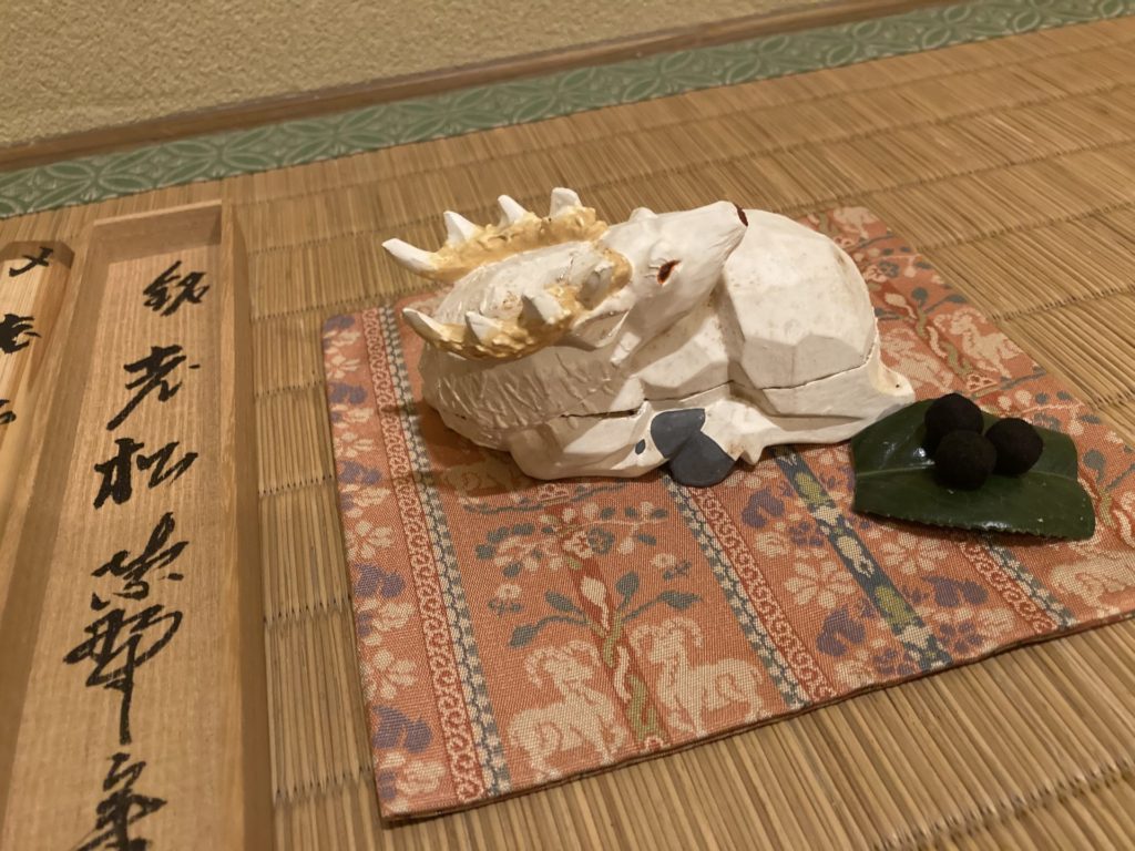 奈良　なら　nara　三五夜　三五屋　さんごや　sangoya　隠れ家　サロン　茶の湯　茶道　煎茶道　煎茶道体験　煎茶道教室　教室　和の稽古　お稽古　習い事　茶会　月釜　濃茶　各服点て　薄茶　上生菓子　干菓子　和菓子　ほっこり　のんびり　奈良の秘密スポット　JR奈良　奈良駅　旧奈良駅駅舎　駅前　駅近　徒歩2分　徒歩圏内　古民家　古民家リノベーション　改装　和室　大正レトロ　レトロモダン　料亭　茶室　にじり口　小間　広間　座敷　茶事　表千家茶道　表千家茶道教室　古典　奈良市三条町　伝統　茶道具　　アフターコロナ　感染予防対策　ワクチン接種済　ワクチン接種証明　　香会　雅楽　日本舞踊　個別レッスン　初心者歓迎　数寄屋袋　お稽古ワンピース　お稽古着　着物　オーダー会　展示会　受注会　受注生産　　外でもおしゃれ　鈴蘭　スズラン　堂後茶道教室　堂後宗邑　ならまち　奈良町　表千家　表千家茶道教室　
月釜　茶会　小寄せ茶会　小間　にじり口　本格的　茶道　茶の湯　茶事　クリスマス　クリスマス茶会　Christmas　青漆爪紅　糸巻棚　クリスマスカラー　水指　宝袋　鈴木松年　茶道具　薄茶器　奈良根来　根来塗　薬壺　奈良道具　和光　ティーストレーナー　奈良一刀彫　白鹿香合　奥田木白　春日若宮おん祭り　老松　茶杓　大徳寺　大慈院　戸田実山　梅ヶ香　鳩居堂　練香　和菓子　上生菓子　寿々屋　瓢箪山　東大阪　いちご大福　苺大福　根来塗　　紅茶　ミルクティー　松村昌也　マリアージュフレール　アンプティプルー　プエールエルメ　リッツカールトン　ケータリング　キャロットケーキ　クリスマスプレゼント　コラボ企画　クリスマスリース　嘉集庵　スワッグ　森川杜園