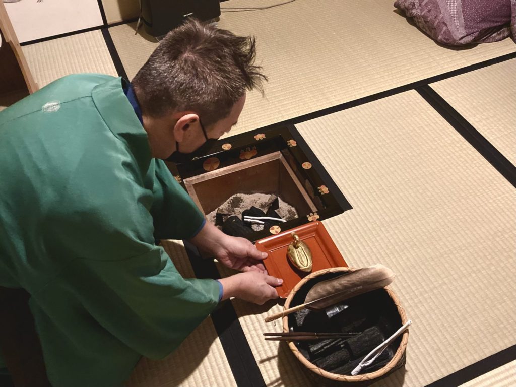 奈良　なら　nara　三五夜　三五屋　さんごや　sangoya　隠れ家　サロン　茶の湯　茶道　煎茶道　煎茶道体験　煎茶道教室　教室　和の稽古　お稽古　習い事　茶会　月釜　濃茶　各服点て　薄茶　上生菓子　干菓子　和菓子　ほっこり　のんびり　奈良の秘密スポット　JR奈良　奈良駅　旧奈良駅駅舎　駅前　駅近　徒歩2分　徒歩圏内　古民家　古民家リノベーション　改装　和室　大正レトロ　レトロモダン　料亭　茶室　にじり口　小間　広間　座敷　茶事　表千家茶道　表千家茶道教室　古典　奈良市三条町　伝統　茶道具　　アフターコロナ　感染予防対策　ワクチン接種済　ワクチン接種証明　　香会　雅楽　日本舞踊　個別レッスン　初心者歓迎　数寄屋袋　お稽古ワンピース　お稽古着　着物　オーダー会　展示会　受注会　受注生産　　外でもおしゃれ　鈴蘭　スズラン　堂後茶道教室　堂後宗邑　ならまち　奈良町　表千家　表千家茶道教室　
月釜　茶会　小寄せ茶会　小間　にじり口　本格的　茶道　茶の湯　茶事　正午の茶事　茶事教室　寄付き　出会い　蹲踞　蹲　炭点前　初炭　点前　盆香合　タイ王室　羅国　香木　五味六国　沈香　高台寺蒔絵　炉縁　抱清棚　八寸　千鳥　千鳥の盃　懐石料理　本懐石　盃事　大講堂釜　炉　名残　にじり口　牧田旬加　料理人　和食　出張料理　間借り　割烹　台所方　包丁方　料理方　　初釜　雑煮　白味噌雑煮　料亭　美味しい　正月　初詣　奈良の正月　夜咄　二月　冬の茶事
